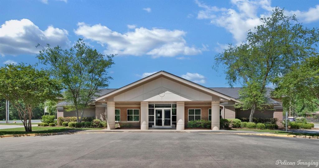 This 6133 sf office Building, recent use, was built in 2000 estimated.  This is a WELL LOCATED and SECLUDED presence on North Market Street, being in close proximity to highly populated areas in Bossier and North Shreveport, minutes from 220 Loop and I49. Multiple Parking area is large, spacious and convenient. Seller reserves the right to include building restrictions related to using the property for certain medical activities.