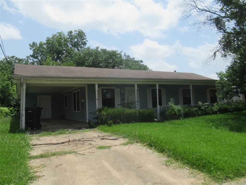 Welcome to 214 Youree Street where a Spacious home is looking to be brought back to life. Featuring 4 large bedrooms located minutes from town. This home has good bones and is FULL of potential. This property would be perfect for an investor, flipper or a buyer looking for a good renovation project.