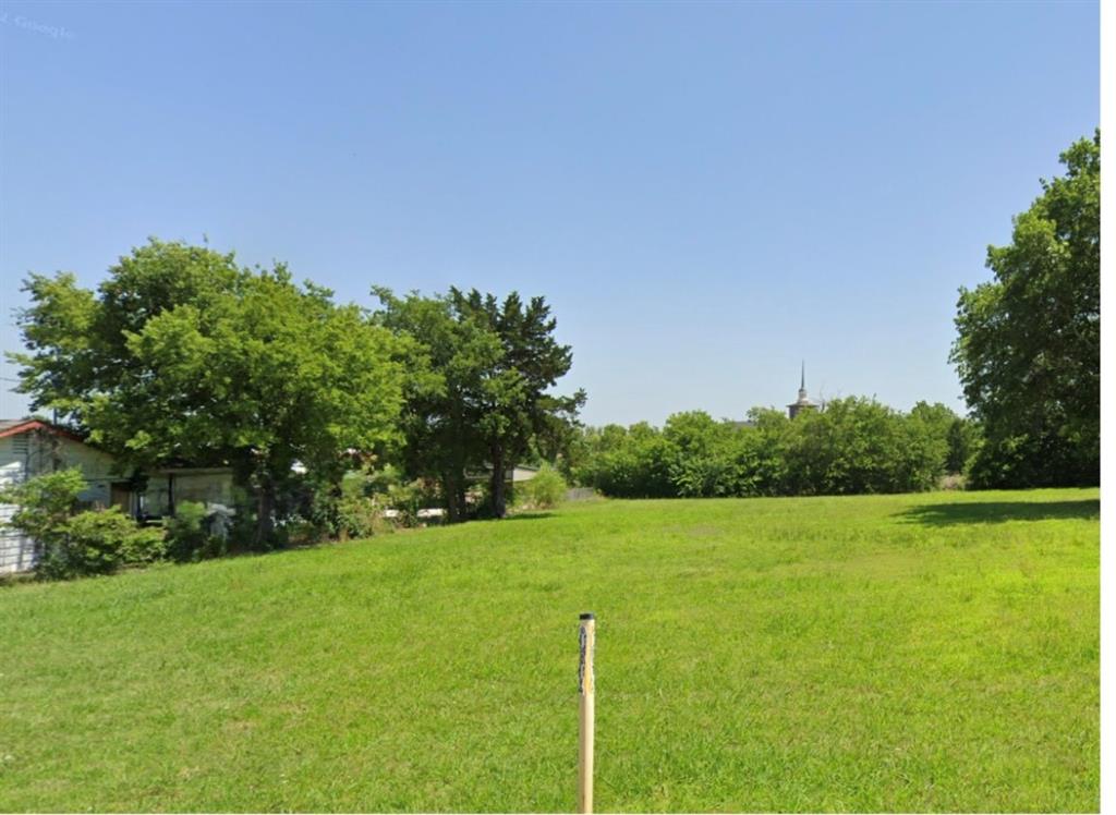 Great piece of property right across from Walmart on Heritage Parkway and Lamberth.  Zoned commercial.  Great location for many uses.   Buyer and buyers agent to verify all information and requirements of use from the City of Sherman.