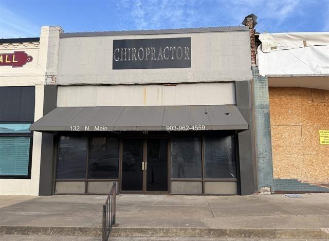 This was a chiropractic office previously . Has front office plus about seven additional offices. The back area is open for storage . This is a great opportunity for a new startup business in a great location with space galore! Offices could be rented out creating an income producing property!