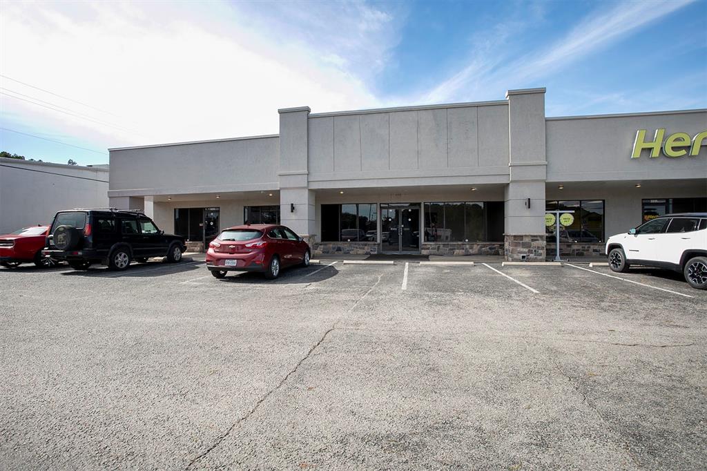 Approx. 6,026 sf of showroom warehouse available for lease with direct access to the SSW Loop 323.

(3) 10x10 Grade level OH doors. 
Building and Pylon signage. 
Adequate lighted parking. 
End cap space. 
Climate controlled. 
Three access points from Loop 323. 
High visibility. 
Zoning: M-1.