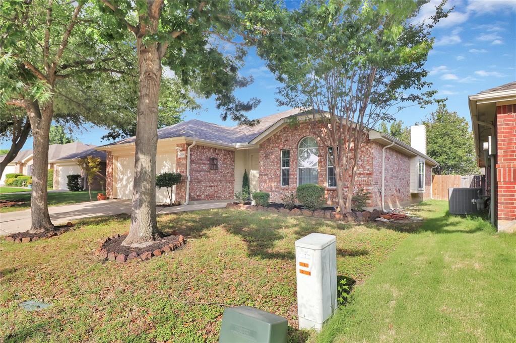 This well-kept family residence features three bedrooms, two bathrooms, and a three-car garage, all without any carpeting! The open floor plan connects the kitchen and living room, which leads to the backyard. The formal dining area at the entrance could serve as a home office, as there is ample space for a dining table in the kitchen. The kitchen is generously sized, complete with a walk-in pantry and a window seat. The living room boasts a wood-burning fireplace, while the backyard includes a patio ideal for grilling and entertaining. The master suite offers a separate shower, a garden tub, dual sinks, and a walk-in closet. Come and discover the Villages of Woodland Springs, which features pools, a catch-and-release pond, and much more!