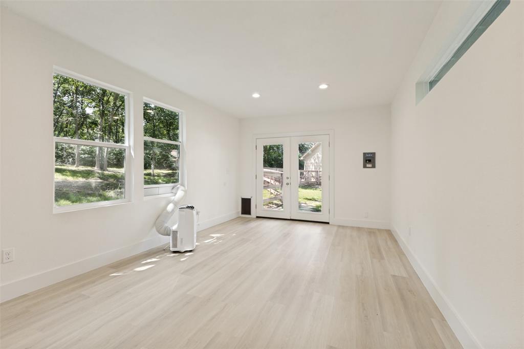 Emerald Sound At Lake Lewisvil - Residential