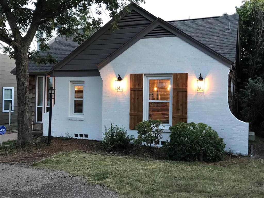Updated cottage with chef's kitchen, granite counters, stainless steel gas appliances. Roomy master suite. Open living areas and backyard deck for entertaining. Great curb appeal and unbeatable location, 10 minutes from downtown in walkable Arlington Heights.