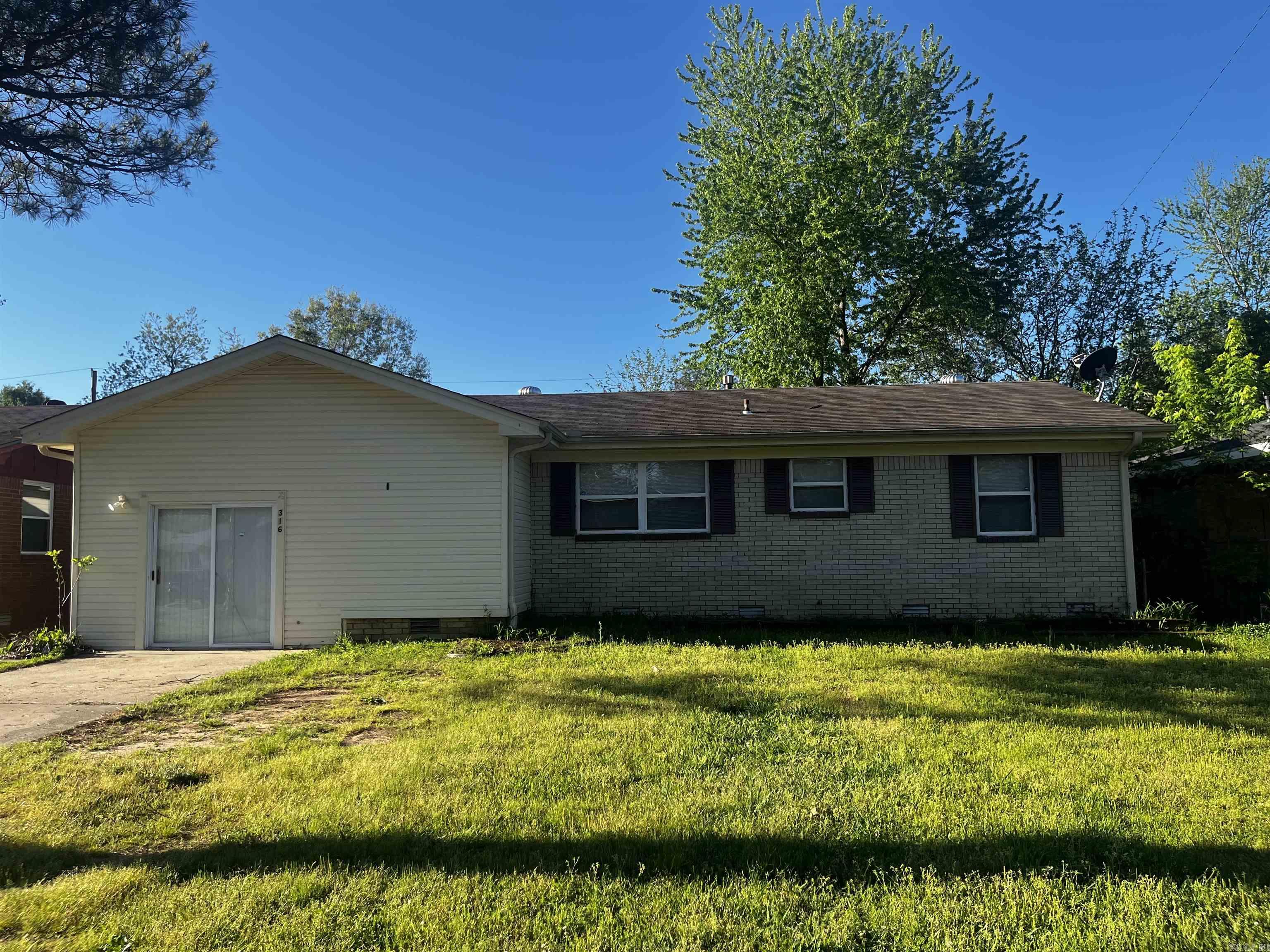 MOVE IN READY, 3 bedrooms, 1 bath, a large room that can be converted into a master  bedroom, or an additional living room. The backyard is a nice size perfect for gatherings!