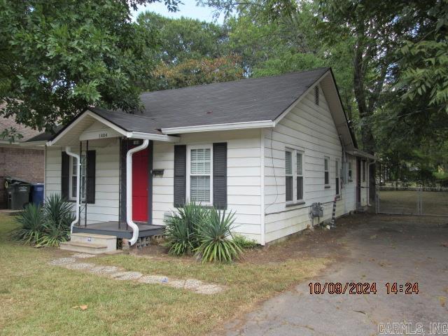 Totally updated 3-bedroom home in Old Town Conway, all newer flooring throughout (carpet & LVT), updated kitchen with new cabinets & tops, all kitchen appliances including refrigerator, recently painted interior throughout, 2-inch blinds throughout, tile surround shower, gas & electric, large laundry room with hook-ups, chain link fenced yard. No Pets Allowed! ***PLEASE NOTE WE DO NOT ADVERTISE ON CRAIGSLIST OR FACEBOOK MARKETPLACE. ANY LISTING OF OURS SEEN IS A SCAM!!!***