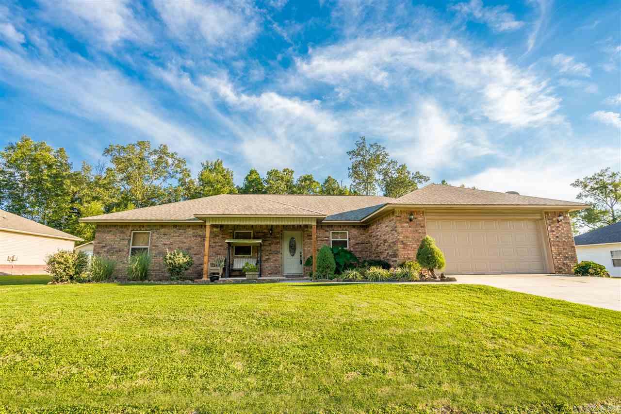 Don't miss this 3 bedroom, 2 bath home in Lake Hamilton school district! Open floor plan with wood laminate flooring. Located in a great neighborhood on a quiet dead end street. Call for your private showing today!