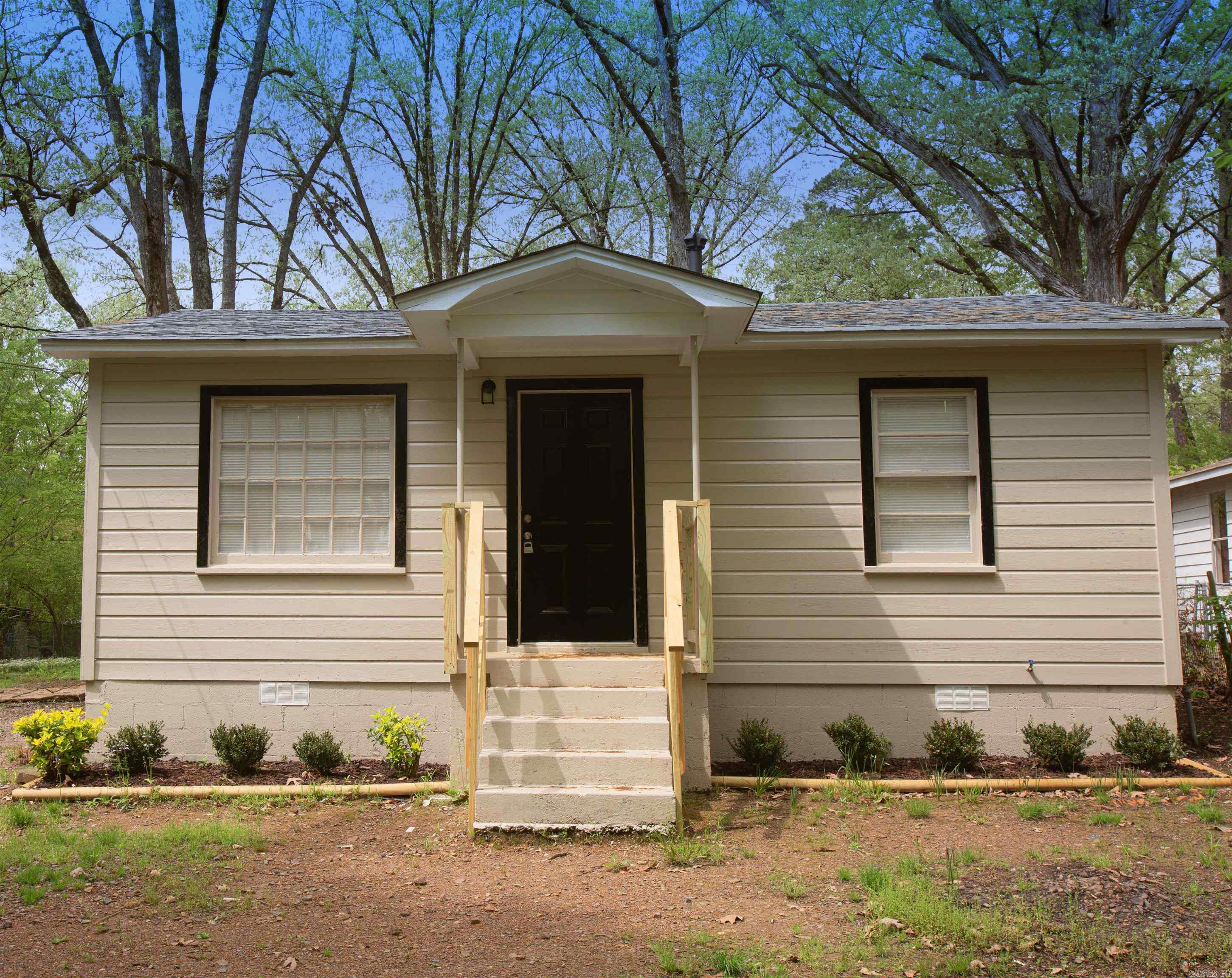 MOVE IN SPECIAL! HALF OFF FIRST MONTH'S RENT!  Cute 2BD/1BA home in Little Rock close to Parkview Magnet High School. Renovated a few years back. Close to shopping, dining, and much more! The lease for this property is flexible. Income has to be 3x the amount of rent.  *ALL PROPERTIES MAY NOT BE MOVE-IN READY**