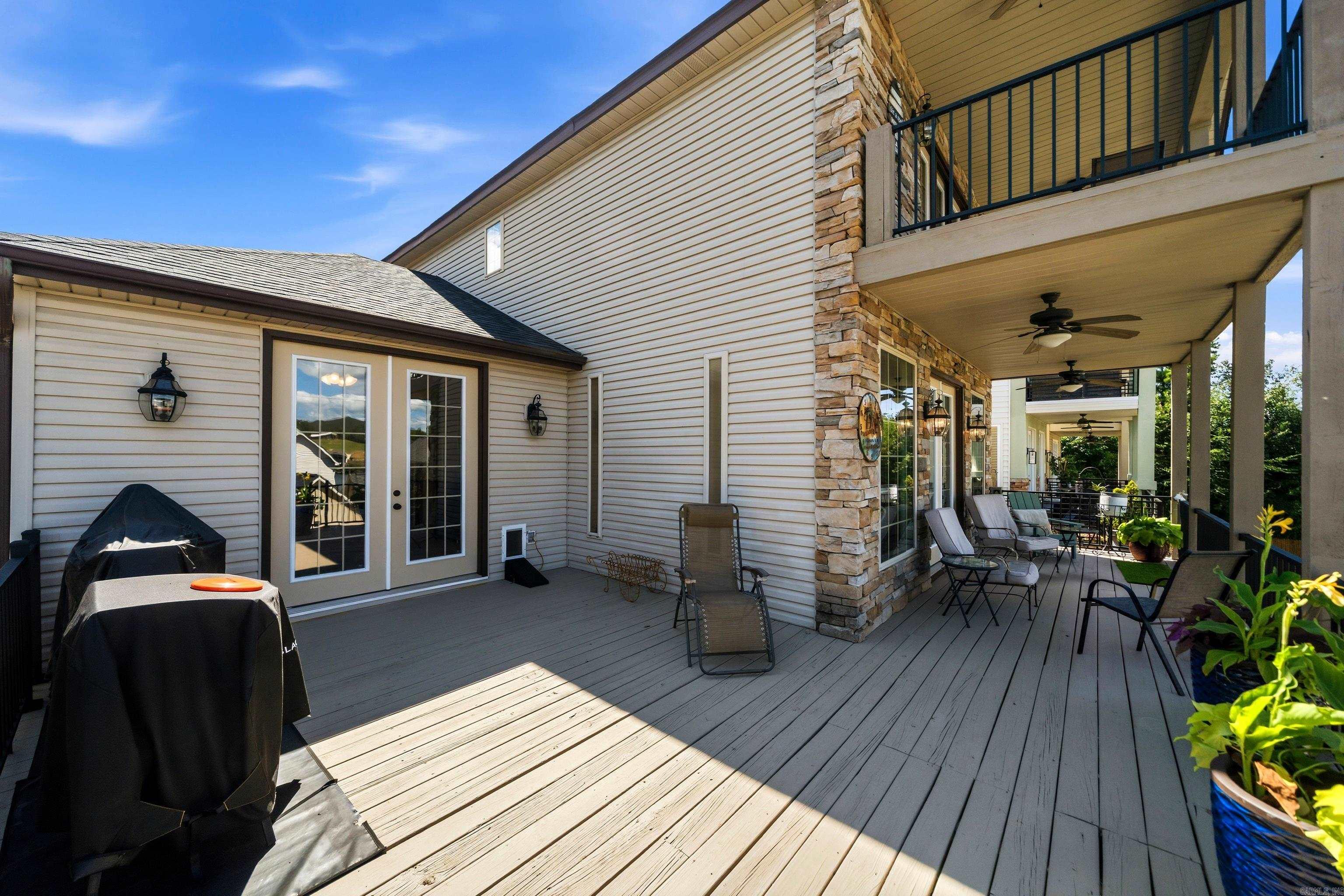 MAJESTIC LAKE VILLAGE TOWNHOMES - Residential