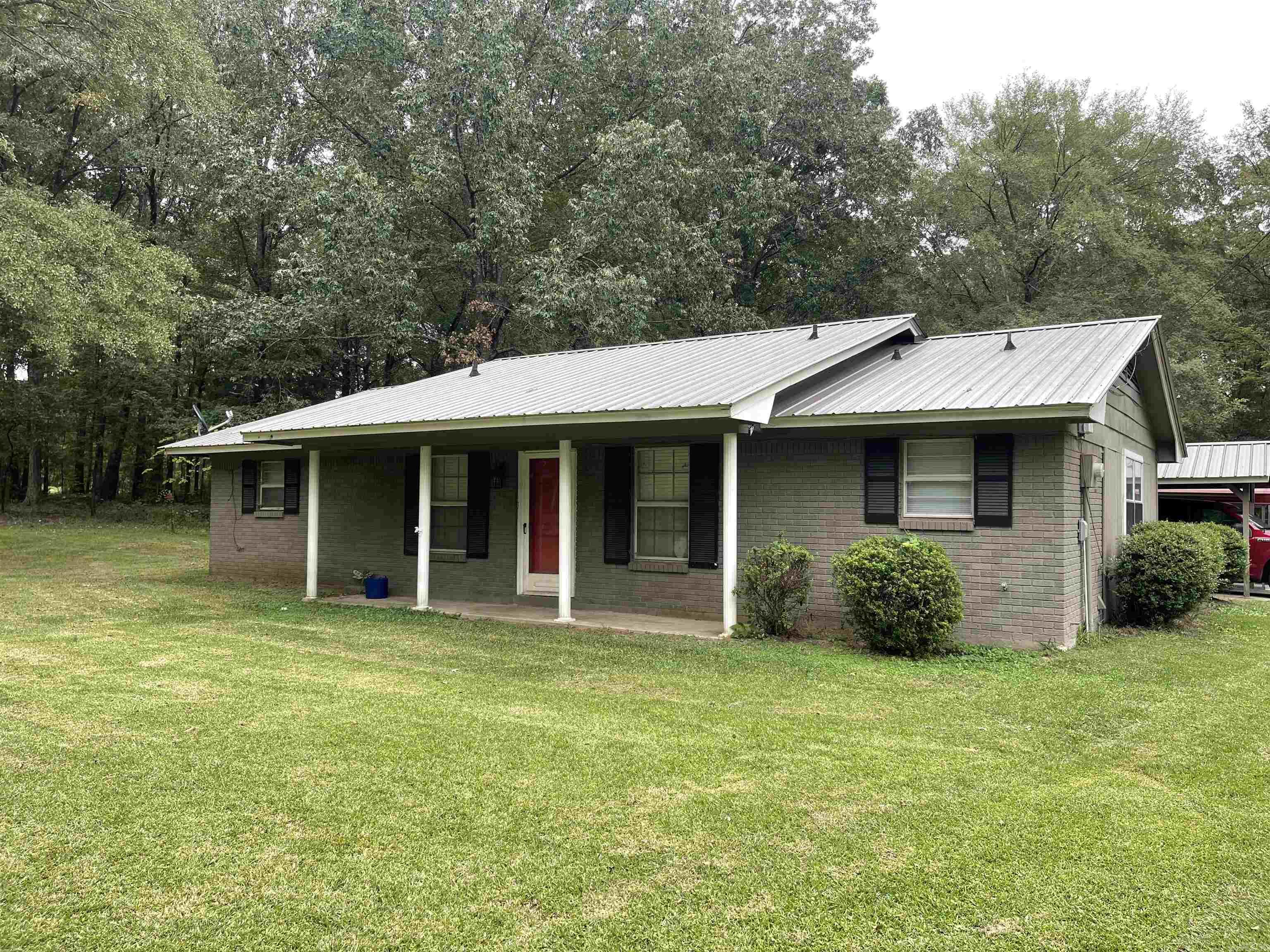 Cozy home located in the Tanglewood subdivision.