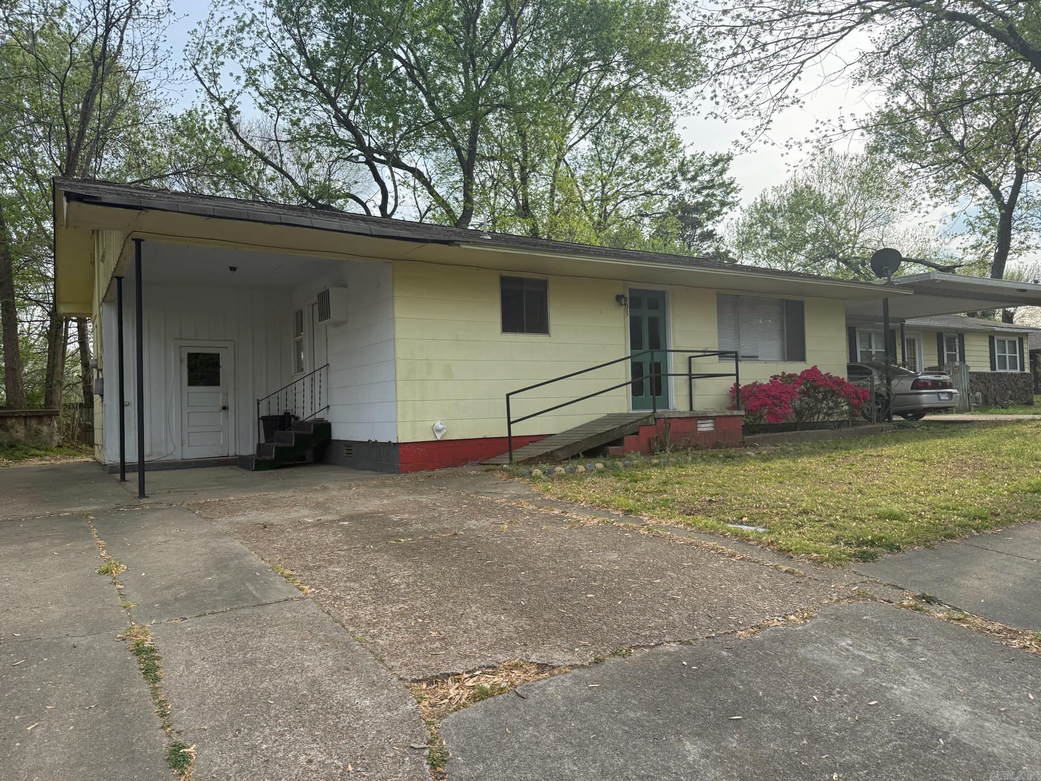 Great location in the heart of Heber Springs, within walking distance to Heber Springs schools and close to Greers Ferry Lake!! Investment opportunity or starter home!!!