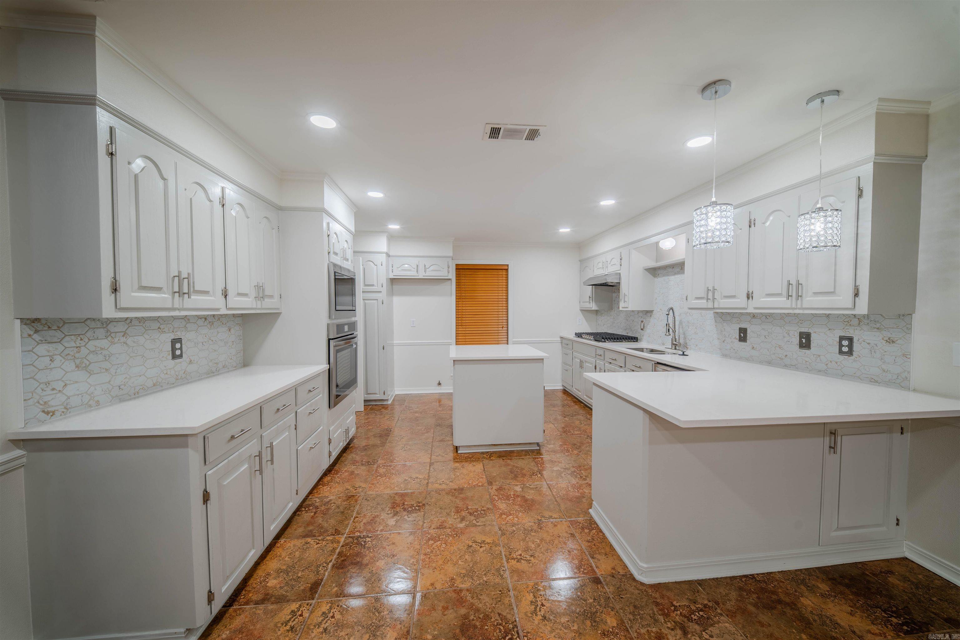 HOLLOW HILLS - Residential