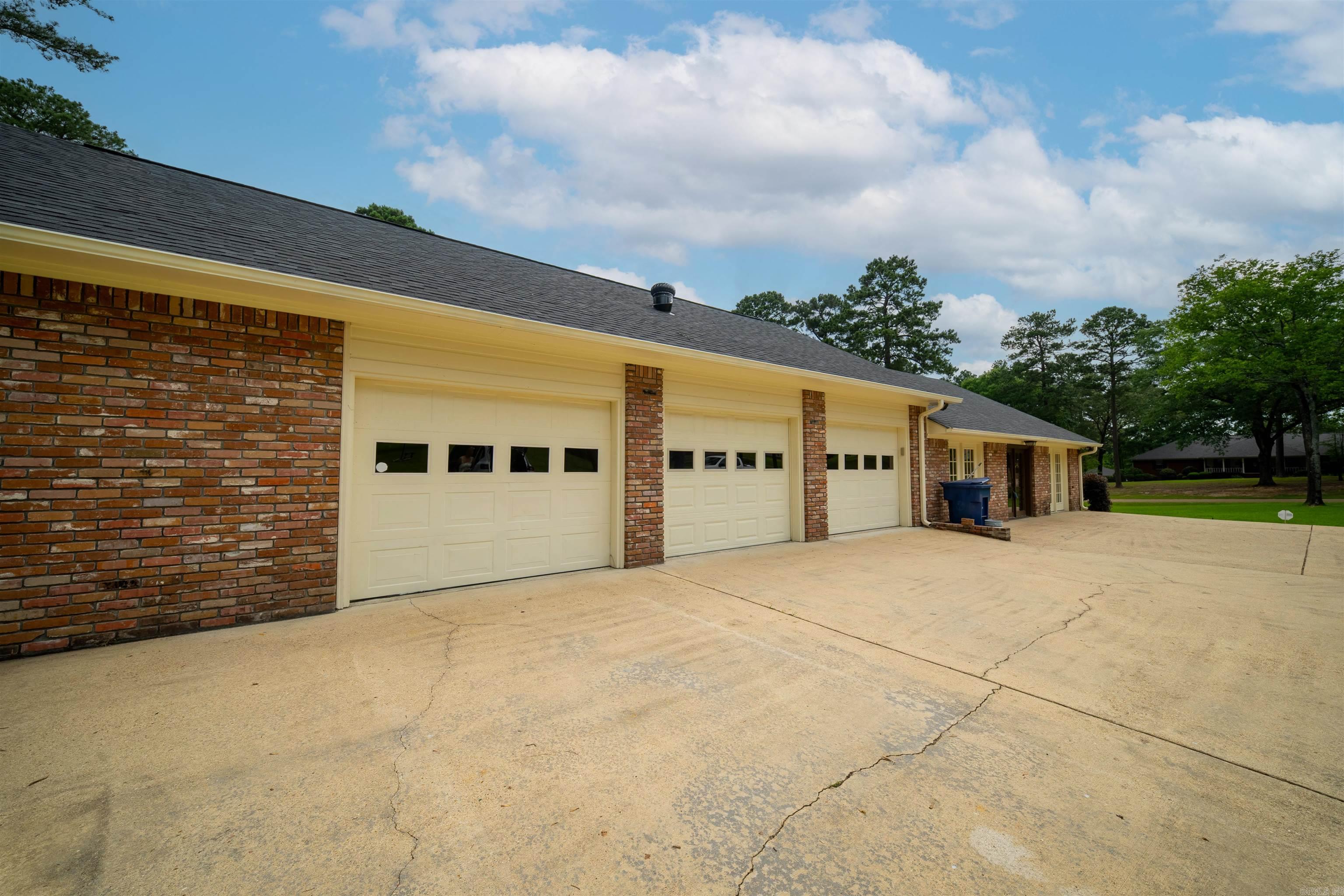 HOLLOW HILLS - Residential