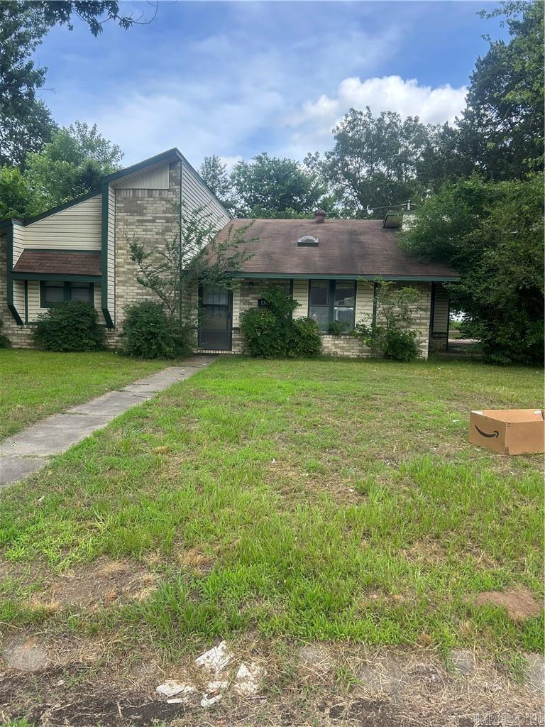 Charming 3-Bedroom Home on a Corner Lot! Don't miss this wonderful 1,200 sq. ft. home featuring 3 bedrooms and 2 full bathrooms. Situated on a desirable corner lot, this property offers both convenience and comfort for families, first-time buyers, or anyone looking for a great location. Enjoy being near Hickey Park, with easy access to shopping, dining, and everyday amenities. Located close to Russellville schools, this home provides an excellent setting for family living. Property Highlights: 1,200 sq. ft. of living space 3 bedrooms 2 full bathrooms Corner lot Near Hickey Park Convenient to shopping and restaurants Close to Russellville schools Schedule your showing today and see all this home has to offer!