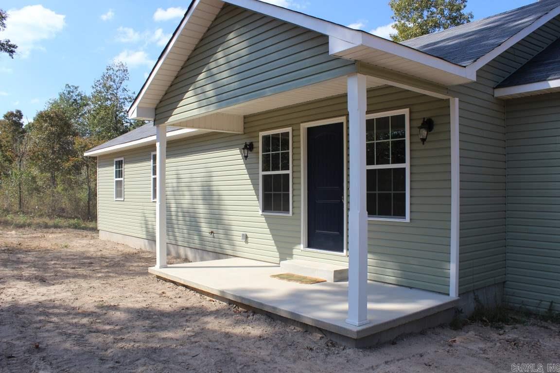 New 3 BR, 2 BA in Glen Rose Schools.  Kitchen features, stainless steel appliances including a matching fridge and granite countertops.  The master suite has a walk in closet and large bath with custom tile shower.  6.5 Acres, large 2 Car garage.