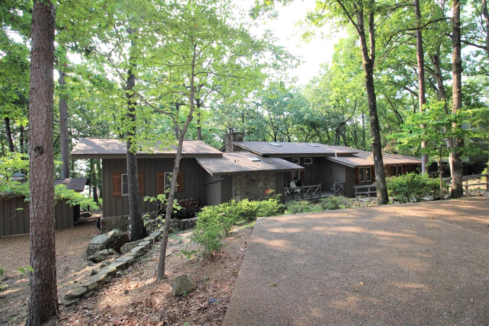 EDEN ISLE LAKEFRONT HOME!  This lovely lakefront home on Stony Ridge South includes 3 bedrooms, 3 living areas, 3 full baths, fantastic greatroom with very tall cathedral ceilings, large open kitchen, great screened porch and more...all in excellent condition!