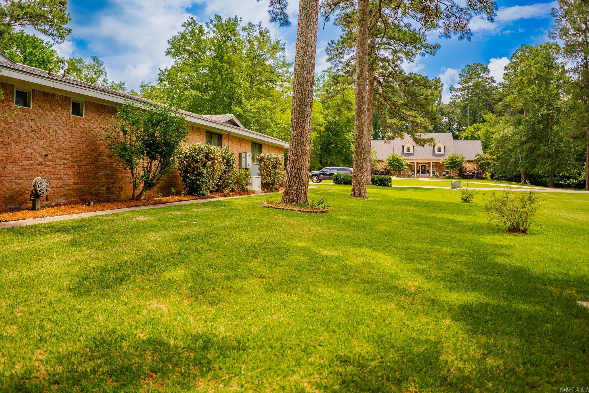 VIVIAN MANOR - Residential