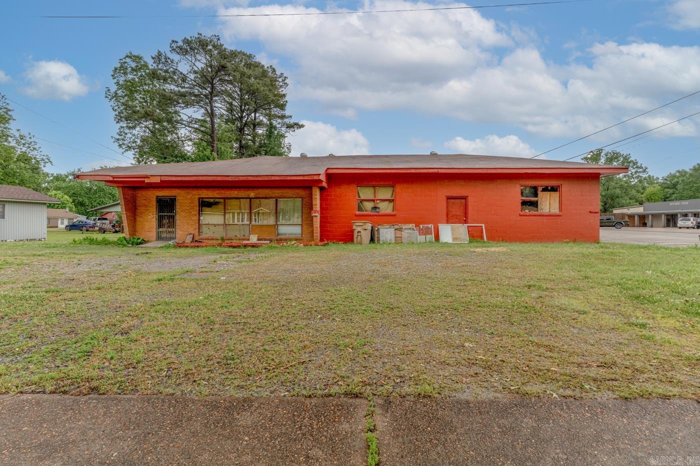 Welcome to Market 314 W Martin Drive located in Wynne, AR! This property is located approximately 50 minutes from Memphis, TN. This commercial property  offers endless potential for investors, business owners, or entrepreneurs. This single-story brick building has potential to be a daycare, community center, salon, warehouse or mixed-use space. It features 2640 +/- square feet with numerous space, 1 bathroom and a kitchenette area. See agent remarks/contact agent for more information.