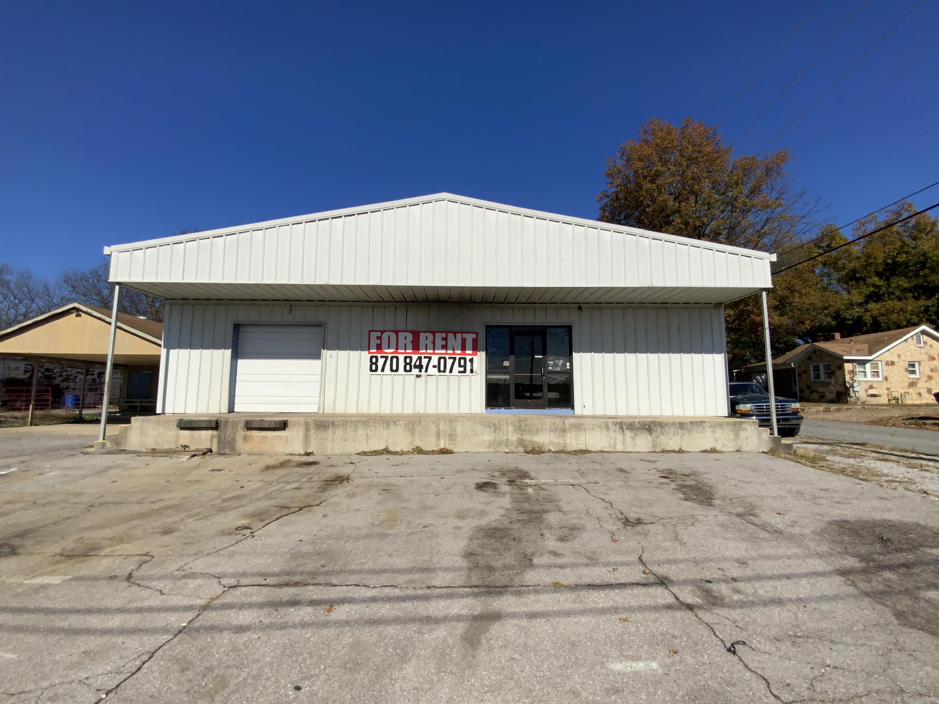 Great location in Batesville!  This would make a great warehouse for electrical, plumbing, construction, and so much more!  This could be it if you have been looking for a blank slate!