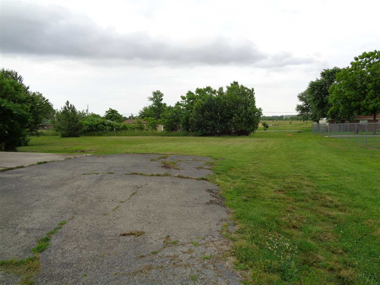 Nice level lot,  has a storm shelter, great lot to build on