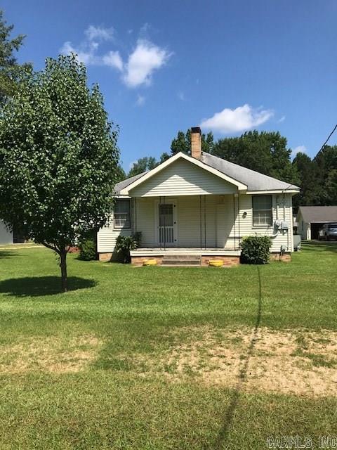 This charming 3 bedroom , 1 bath home sits on 4 acres with beautiful  large oak trees.  Large shop and club house for the kids.  Hardwood floors throughout and laminate. Extra large bonus room for family time or entertaining friends & family.  Large yard for grilling and hanging out with family.  Call Hope & Company for your private viewing today.