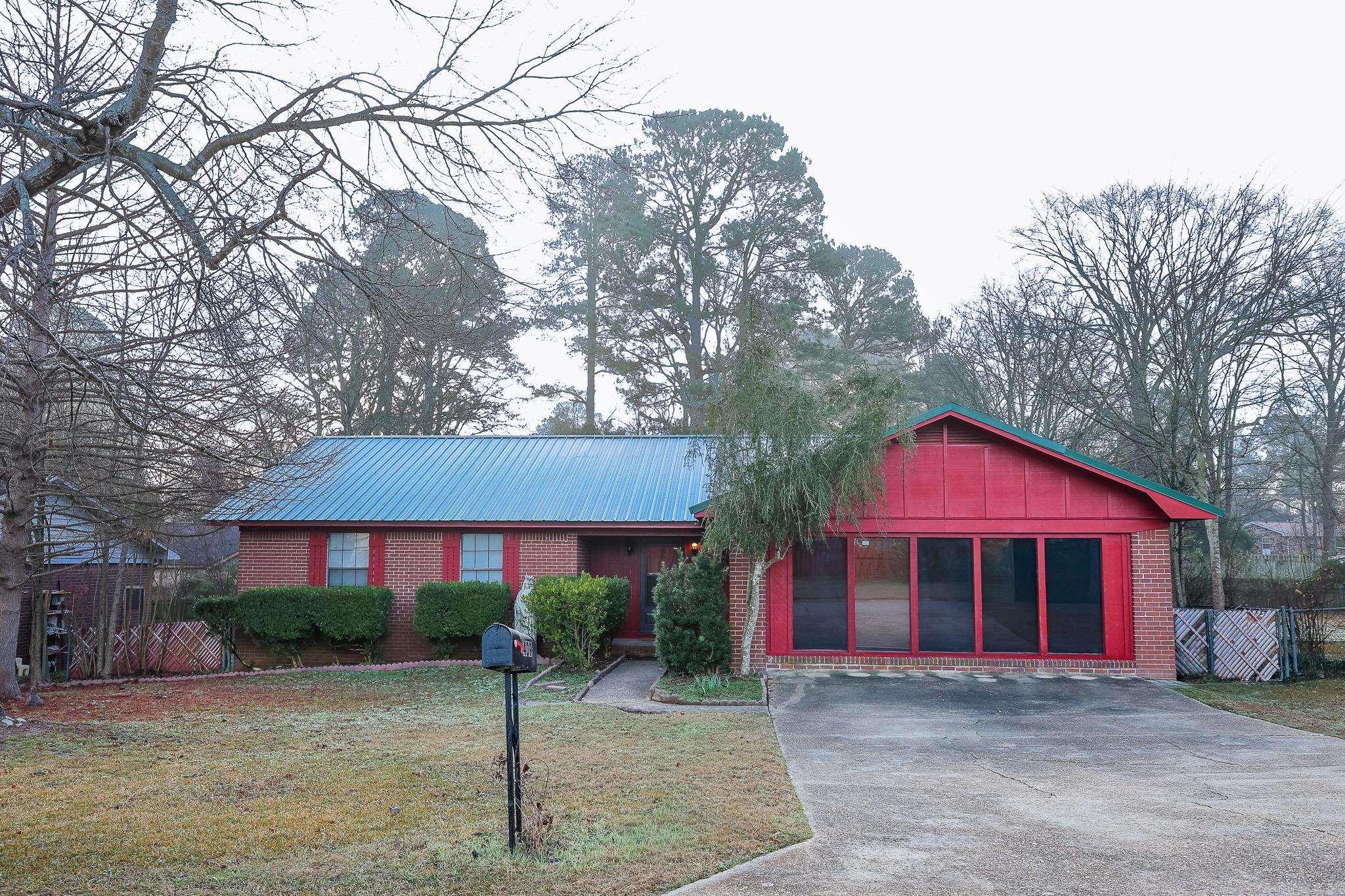 3 bedroom, 2 bath home with a large bonus room. Back deck and small workshop.