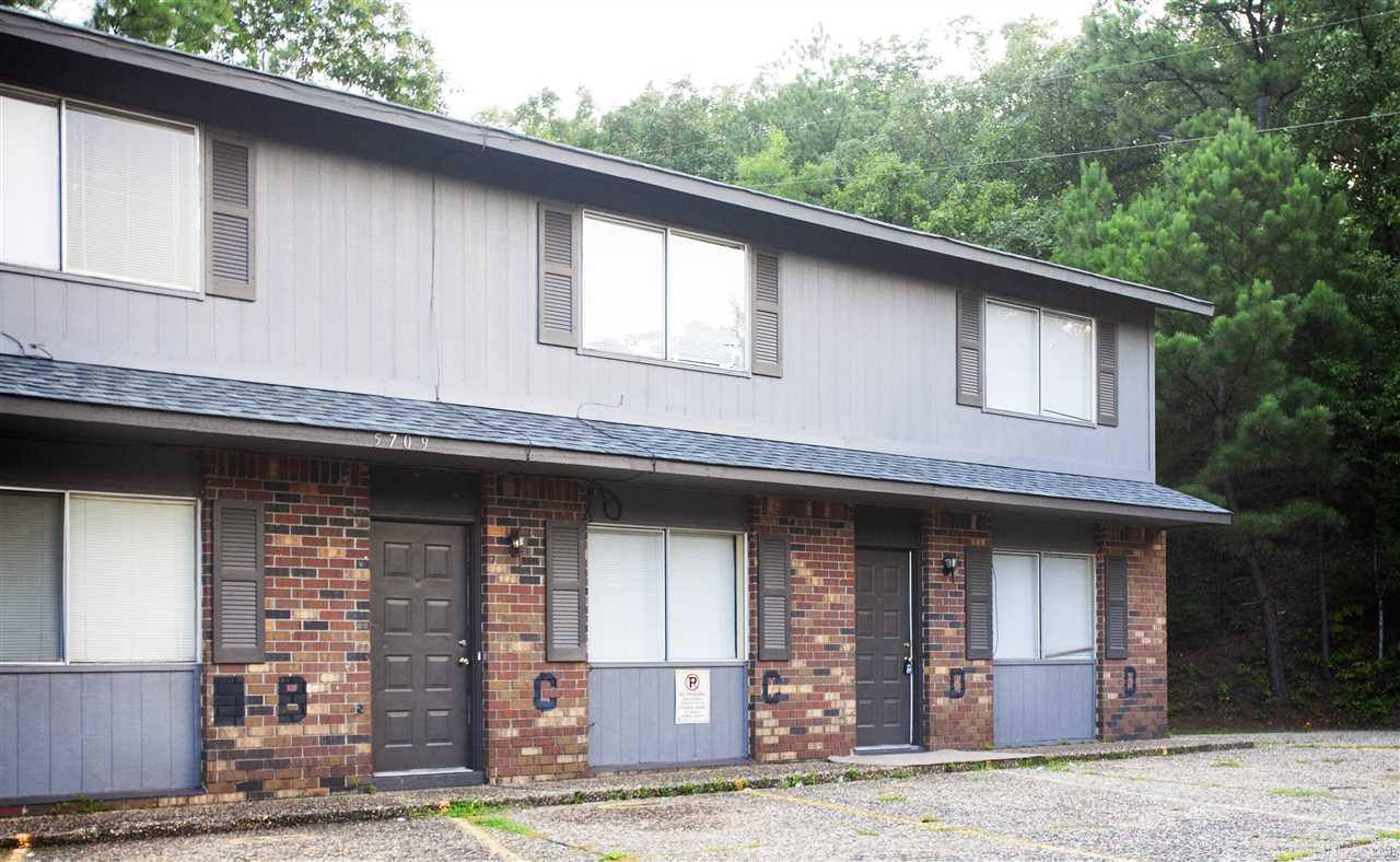 MOVE IN SPECIAL! HALF OFF FIRST MONTH’S RENT! Cute 2BR/1.5BA townhome in Burns Park area! Convenient location near interstate access, Pulaski Tech. This property is managed by Hoffman Team so beware of scammers - we will never ask you to Cashapp us money. The lease for this property is flexible. Income must be 3x the amount of rent. Deposit, first month’s rent, and the $50 administration fee due before move in. This property does not accept section 8. Visit our Hoffman Team website or come to our office to schedule your showing today! We are located at 3009 W Markham Street in Little Rock and our office hours are Monday - Friday, 8:30am-4:30pm.