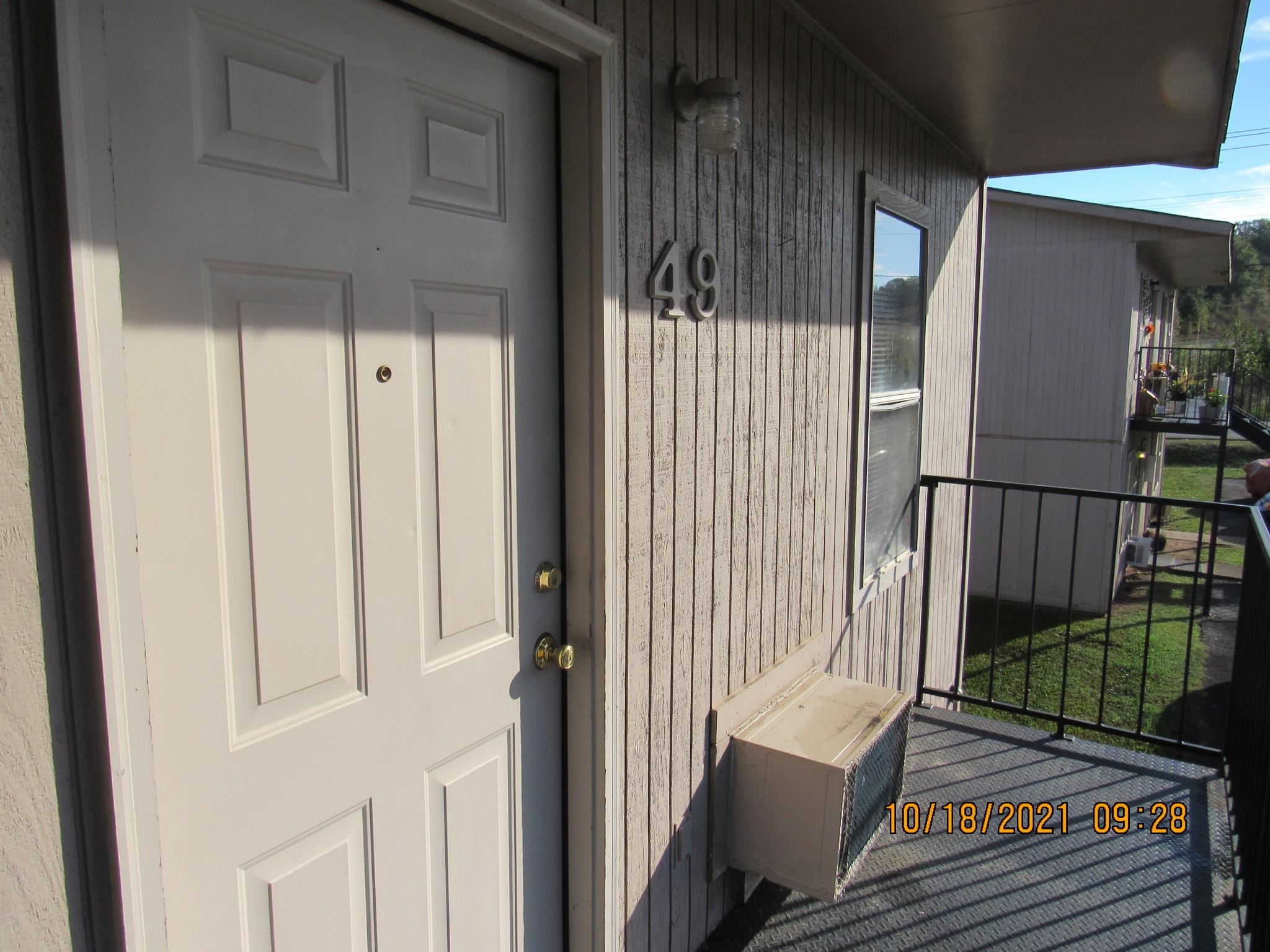 1 bedroom 1 bath upper level unit, new vinyl throughout, newer stove, large bedroom, window unit that is both heat & cool, coin operated laundry facility on site. No Pets.***PLEASE NOTE WE DO NOT ADVERTISE ON CRAIGSLIST OR FACEBOOK. ANY LISTING OF OURS SEEN IS A SCAM!!!*** Current rental promotion of 1/2 off first full month's rent with approved application.