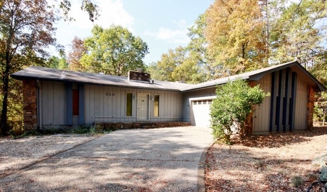 Private location near Glazy Peau Gate! Open plan with split BR's has a spacious Grt Rm, skylights, built-ins, FP w/gas logs, & an enclosed porch. BR2's walk-in closet has a window & is large enough to be an office. Some improvements which were made 2 yrs ago include new floor covering, new paint & countertops.