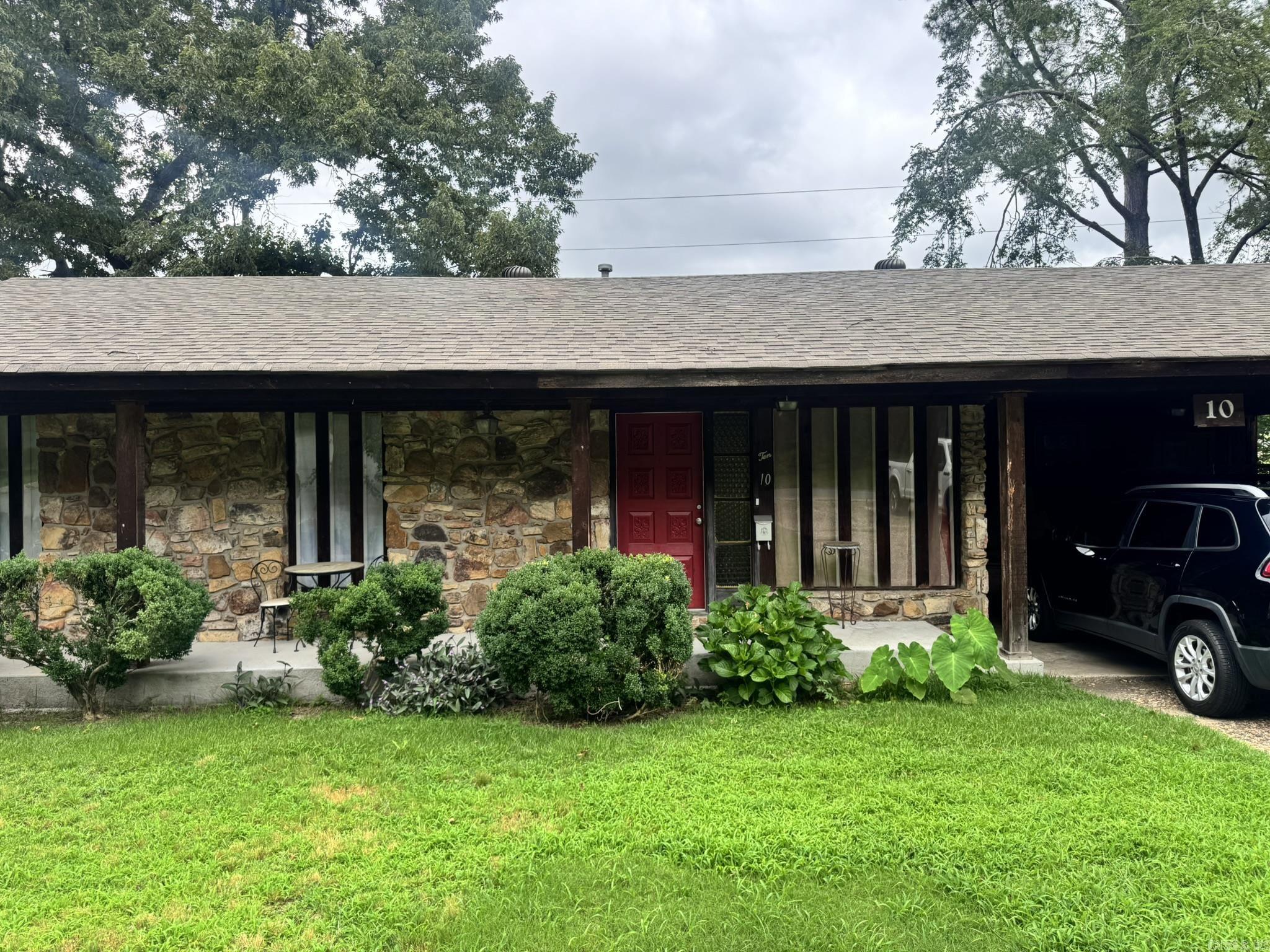 INVESTORS!! TENANT OCCUPIED!! What a great property to add to your portfolio. Great open floorplan, low maintenance, large kitchen, beautiful finishes and tons of storage. ** See remarks **
