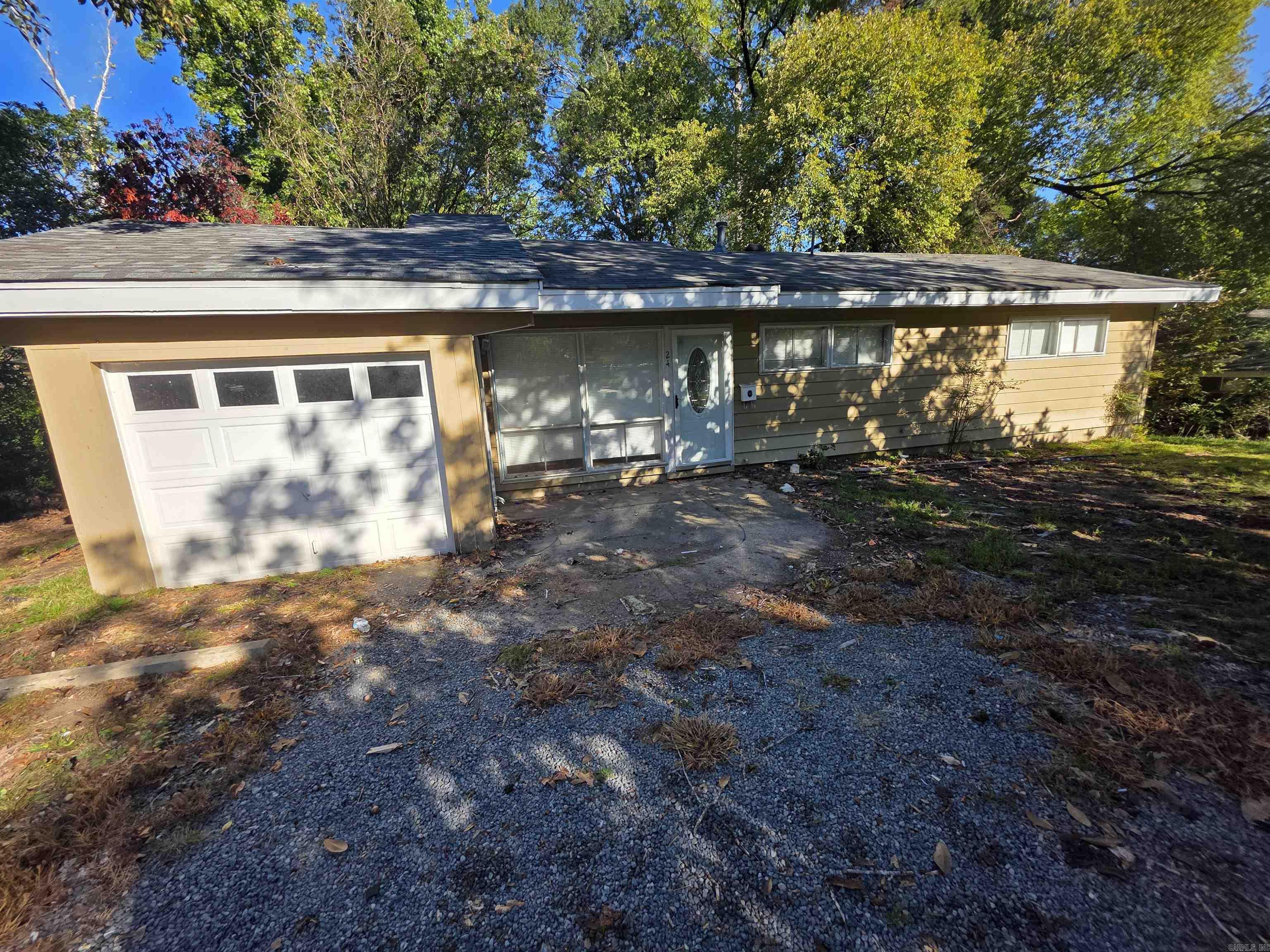 Great 3BD in SWLR that is waiting for you to call home. This property is managed by Hoffman Team so beware of scammers - we will never ask you to Cashapp us money. The lease for this property is for 18 months to 2 years with a 3% increase after the first year. Income must be 3x the amount of rent. Deposit, first month’s rent, and the $50 administration fee due before move in. This property does not accept section 8.