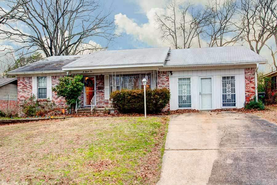 Great price with tons of extra space! 3 Spacious BR's and 2 full baths. Large formal living room and built ins in the Den/Dining area. Large bonus room that can be used for extra living space or a hobby room with a wall of built in cabinets! Convenient to shopping and dining! Neighborhood pool and park.