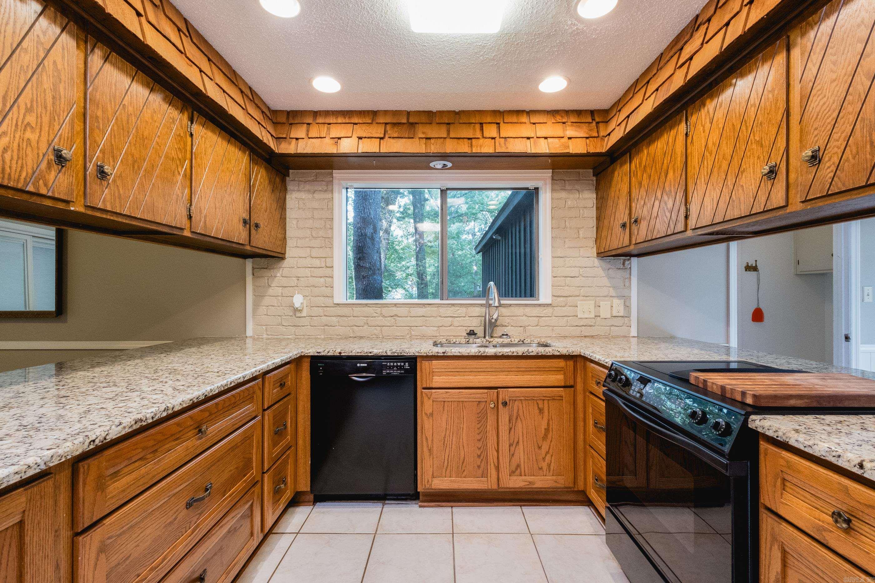 MAUMELLE CLUB MANOR TO CRYSTAL - Residential