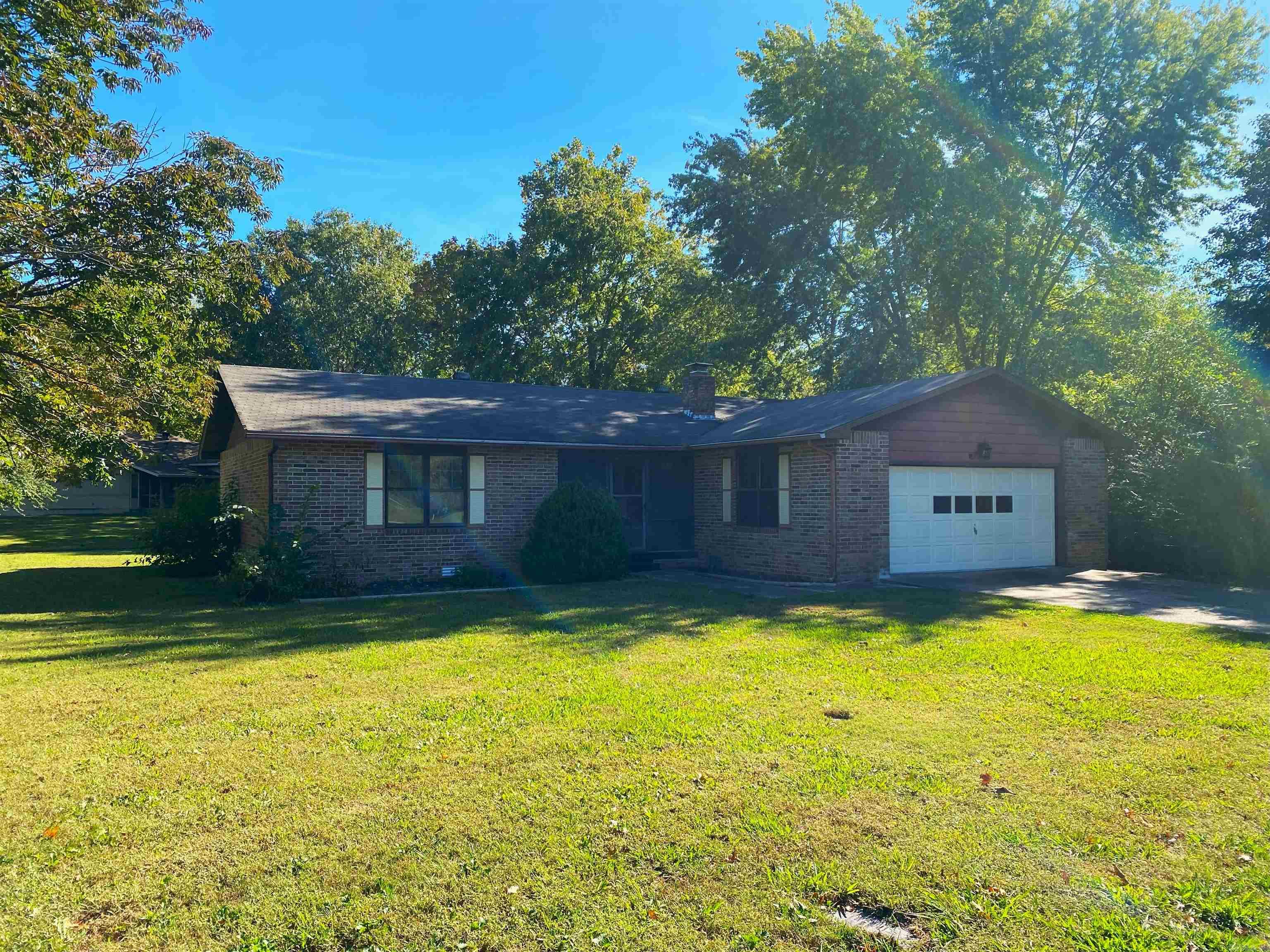 THIS AWSOME 2 BEDROOM/ 2 BATH BRICK HOME SITTING ON A LEVEL CORNER LOT. IN ONE OF MOUNTAIN HOMES FINESTSUBDIVISIONS FEATURES, A NEW KITCHEN, WITH NEW FLOOR COVERINGS, NEW MASTER BATH, AND UPDATED GUEST BATH, AWOOD BURNING FIREPLACE, RECENTLY PAINTED ROOMS, SCREED IN FRONT PORCH & COVERED BACK PATIO, PLUS A 2 CARGARAGE. MOVE IN READY BEST DESCRIBES THIS NICELY UPDATED HOME. CALL FOR A SHOWING APPOINTMENT TODAY