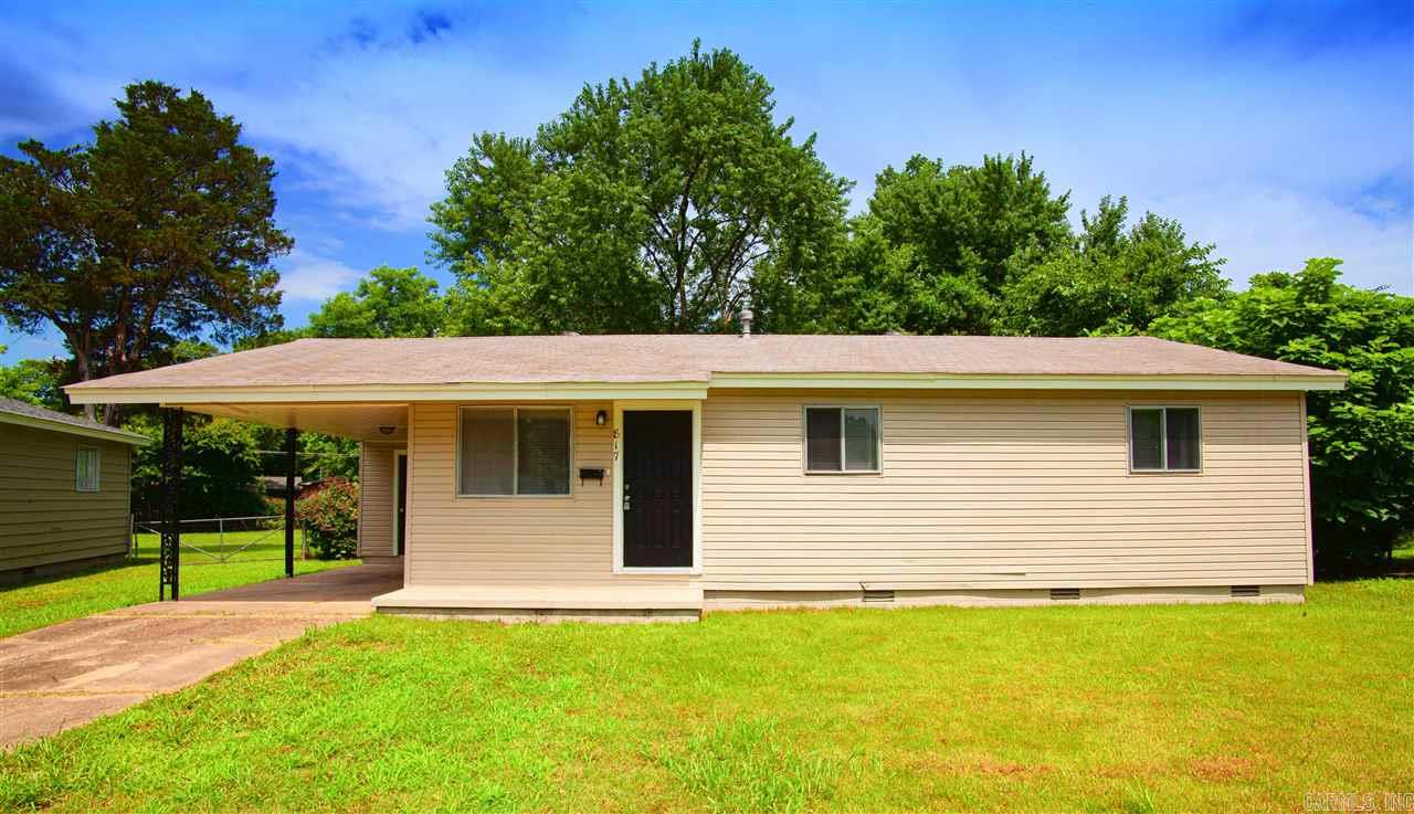 Great 3BD in NLR that is waiting for you to call home. Cozy living room with ceiling fan. Eat-in-kitchen that is perfect for enjoying family meals. Large yard ideal for anyone with a green thumb. This property is managed by Hoffman Team so beware of scammers - we will never ask you to Cashapp us money. The lease for this property is for 18 months to 2 years with a 3% increase after the first year. Income must be 3x the amount of rent per month unless you have a housing voucher. Deposit, first month’s rent, and the $50 administration fee due before move in. Visit our office today or schedule your showing through our Hoffman Team website!