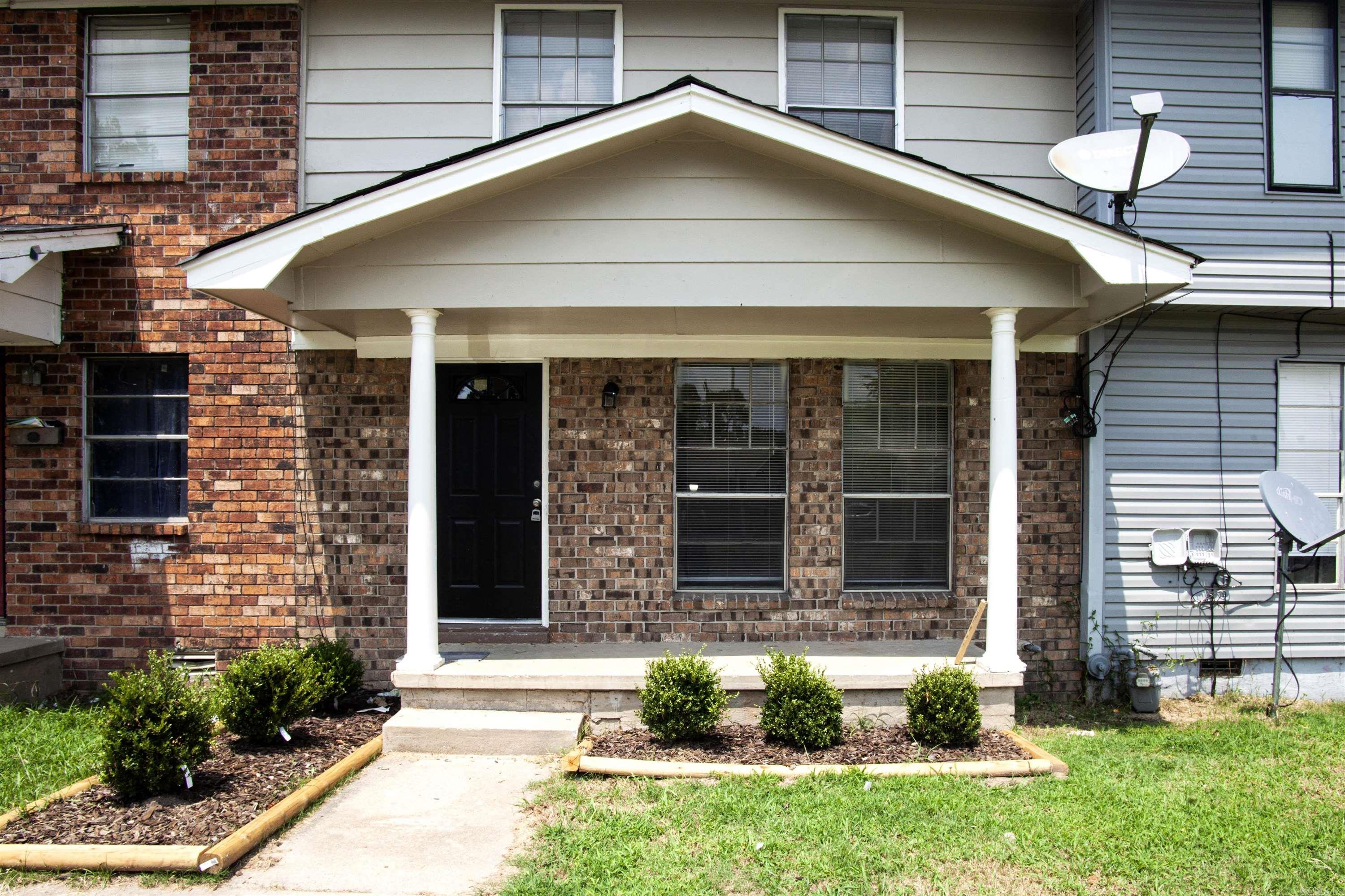 Cute 3BD/1BA rowhouse in North Little Rock that is waiting for you to call home. Vinyl flooring in living spaces and carpet in bedrooms. Granite countertops in kitchen. The lease for this property is 18 months with a 3% increase each year. Income has to be three times the amount of rent unless you have a housing voucher. The weight limit for pets at this property is 25 lbs unless they are a registered service animal.