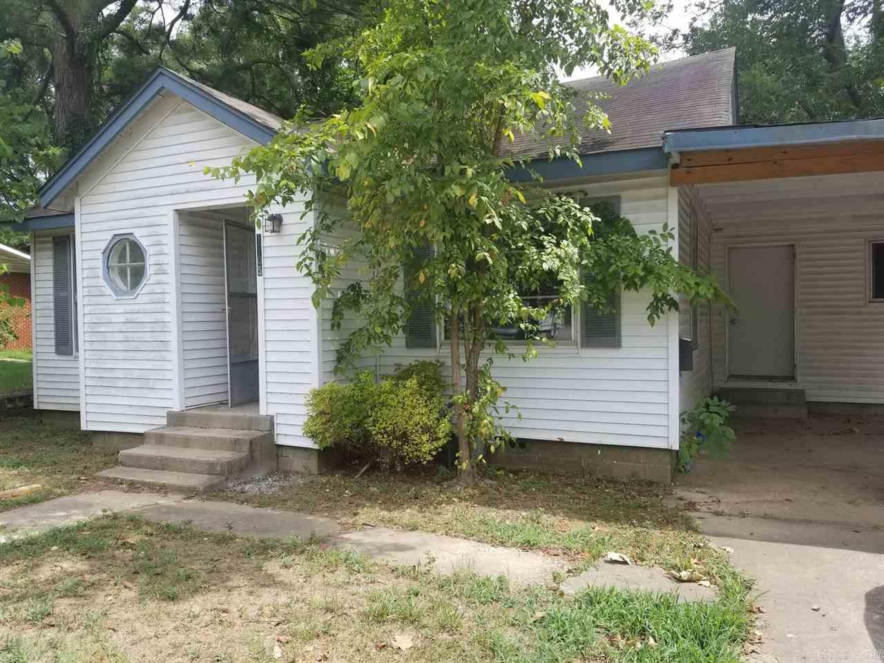 3 bedroom 1 bath home available. Carport parking. Washer/dryer hookups. Lease terms 12 months, $600 deposit, $40 application fee.