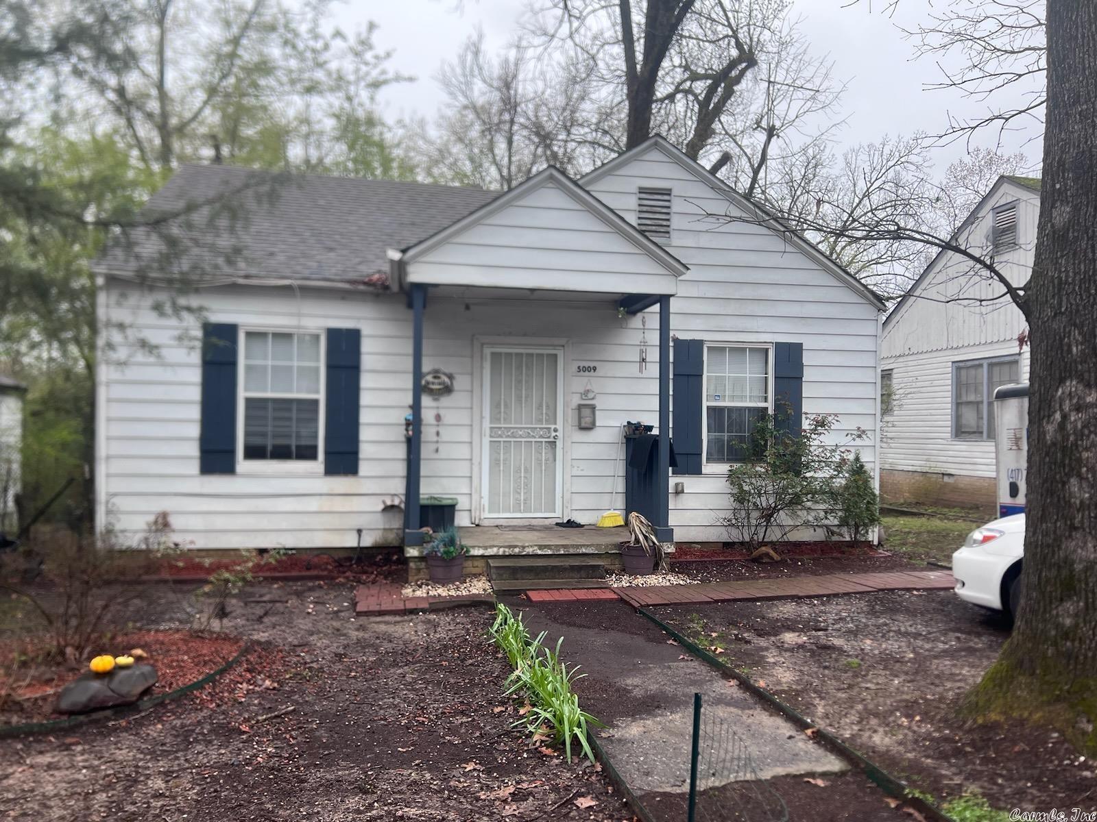 Great Starter home minutes away from UALR campus.The home has been renovated w/ new flooring, NEW paint! House has 2 bedroom 1 bath! Very kept home by current tenant. ALL appliances stays!   See AGENT REMARKS  AC UNIT WILL BE NEWLY INSTALLED W/ ACCEPTABLE OFFER OR AS IS W/ NEGOTIABLE OFFER