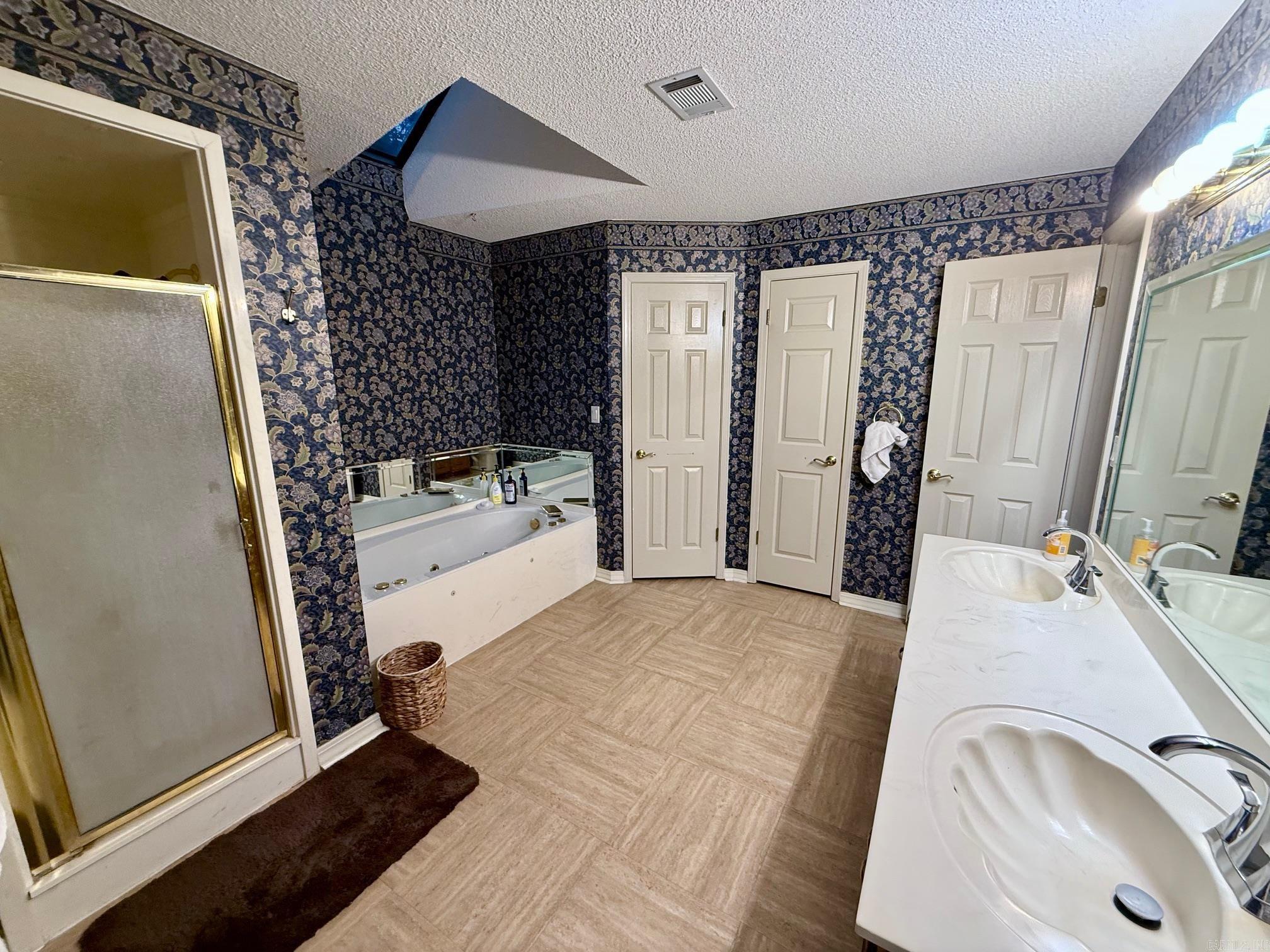 LAKEWOOD ESTATES - Residential