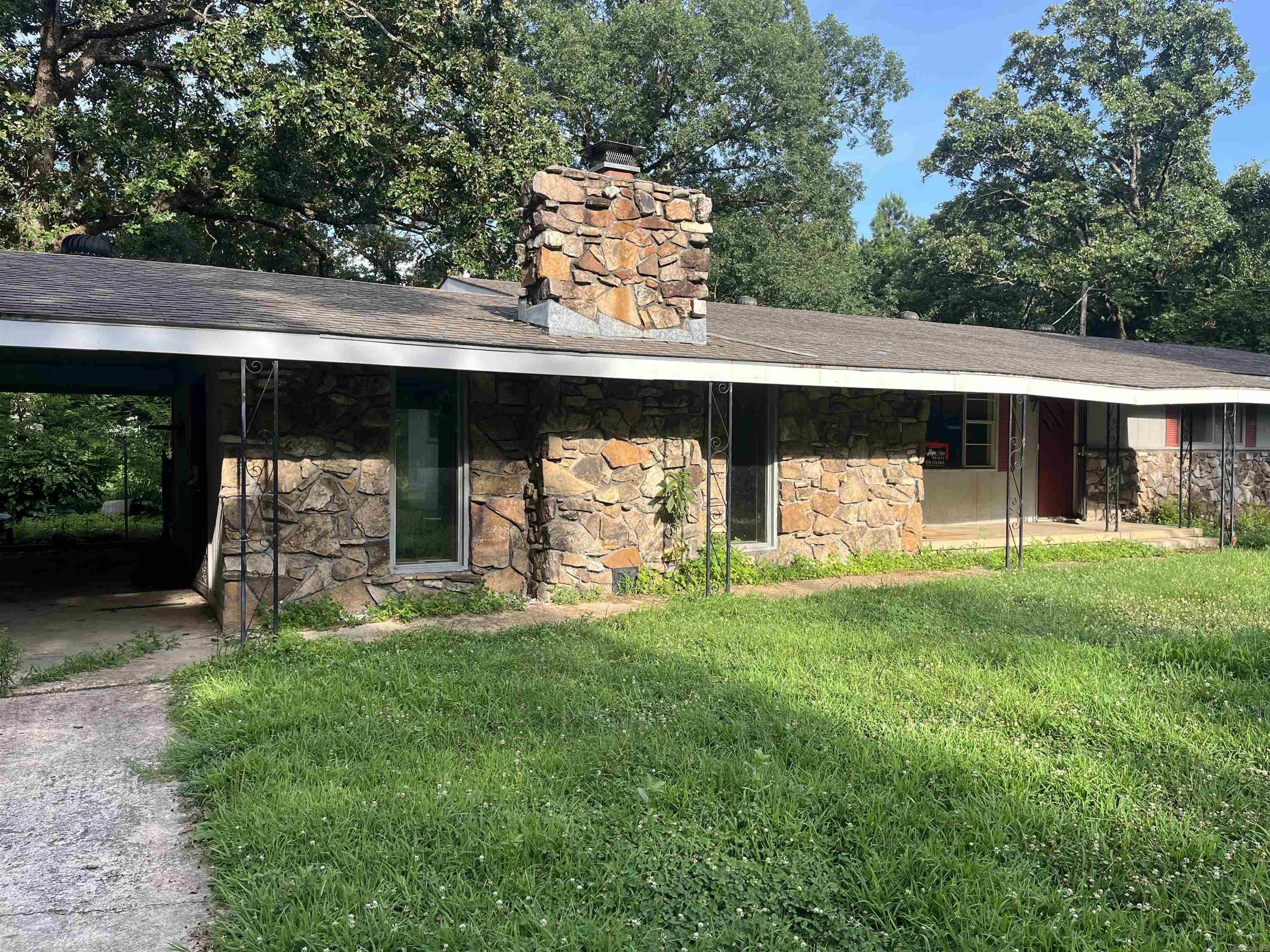 New Listing – Investor Opportunity!   Looking for your next fixer-upper? This home is full of potential! With a little TLC, you can transform this property into a great rental or investment opportunity.  Whether you’re expanding your portfolio or jumping into investing, this could be the one you’ve been waiting for!