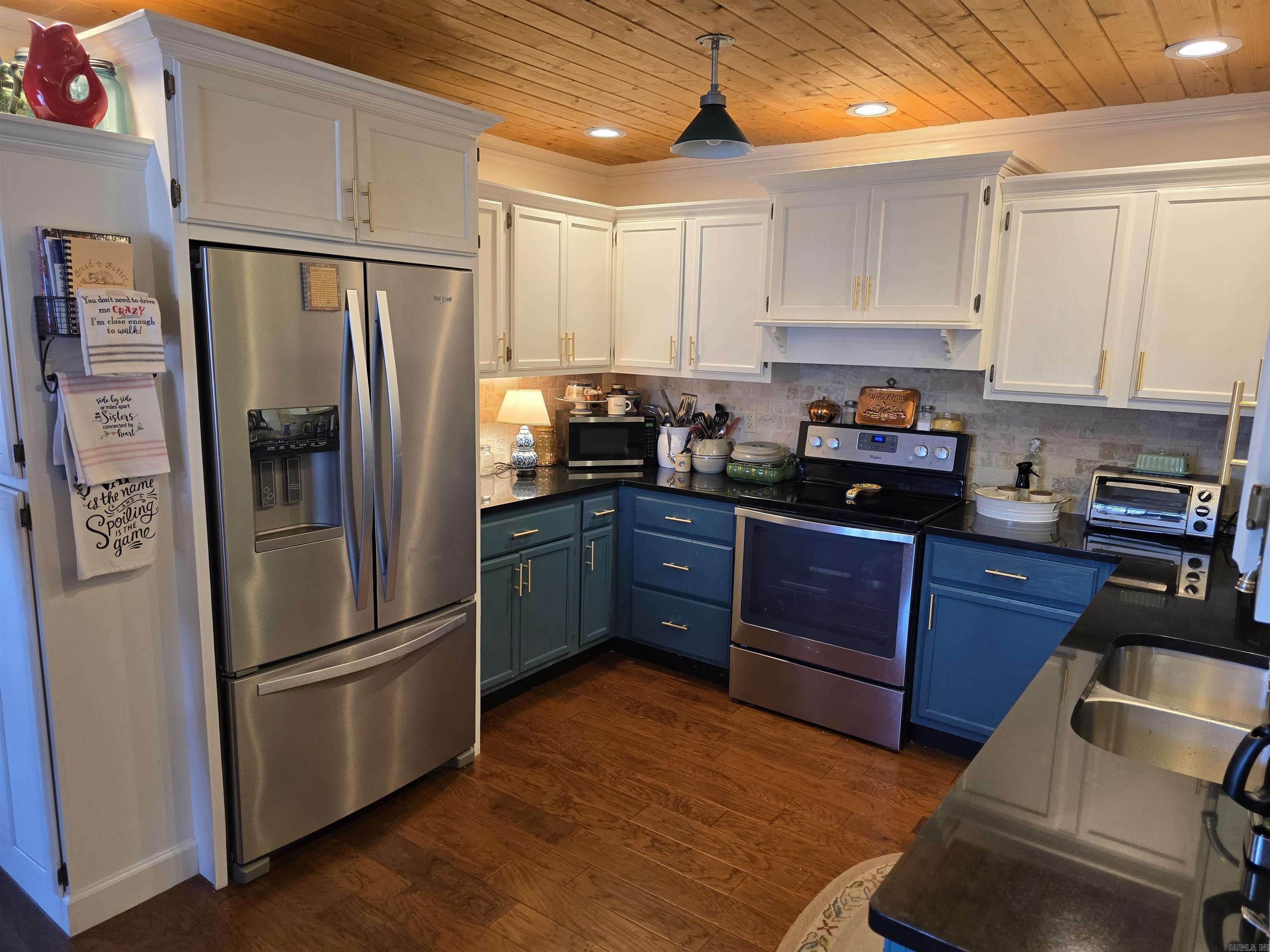 SKYPOINT ESTATES - LAKE - Residential