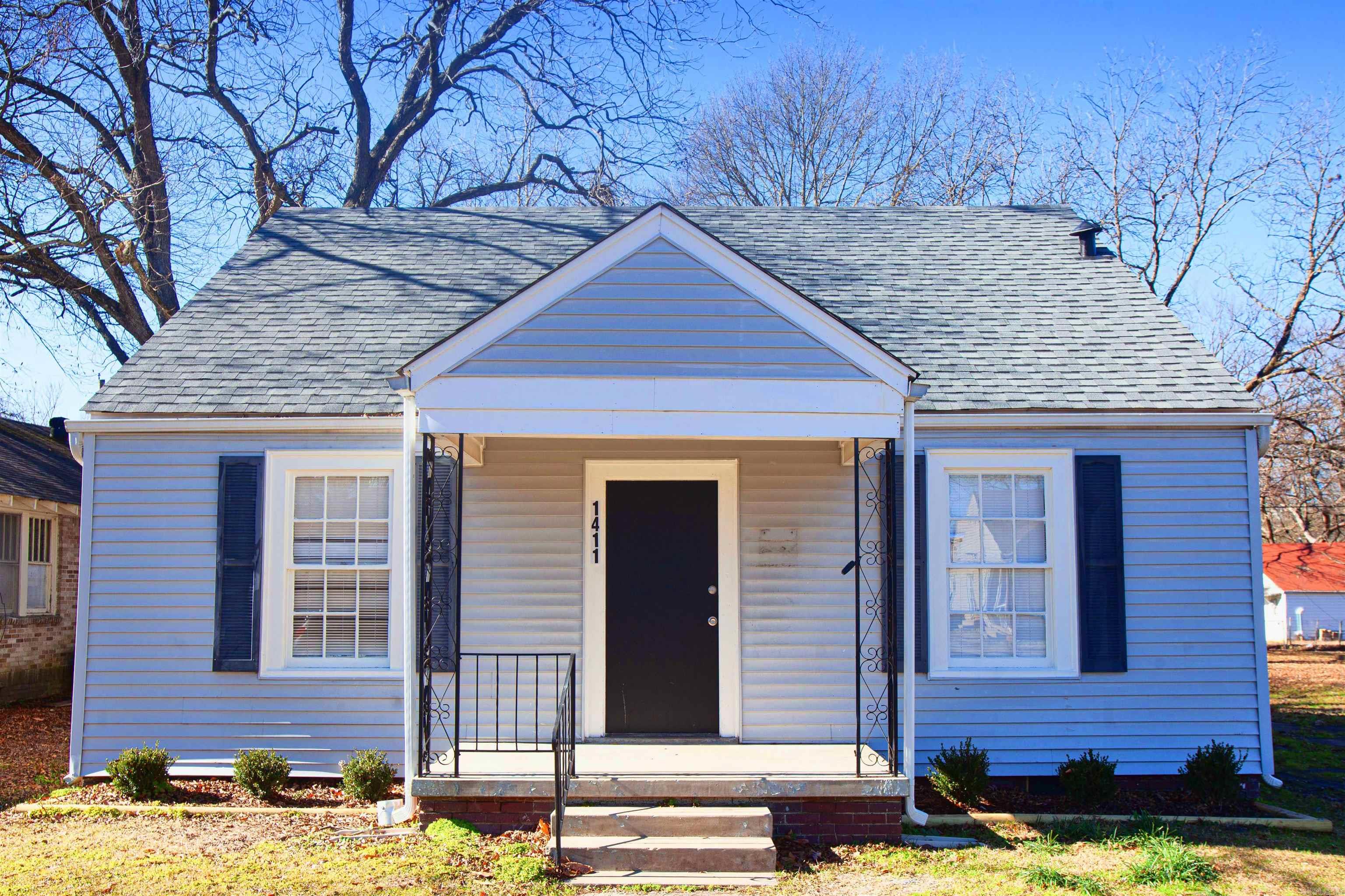 Check out this cute 2-bedroom 1 bathroom house located in North Little Rock. It has an Eat-in-kitchen with granite countertops. Perfect property to add to your portfolio. See agent remarks. Tenant occupied. 24-hour notice required for showings. Agents see remarks! No SPD due to the owner never living in the property.  Lease in place. Monday-Friday showings only. Any offer needs to have the following verbiage included "buyer is aware there is a lease in place and agree to the lease terms".