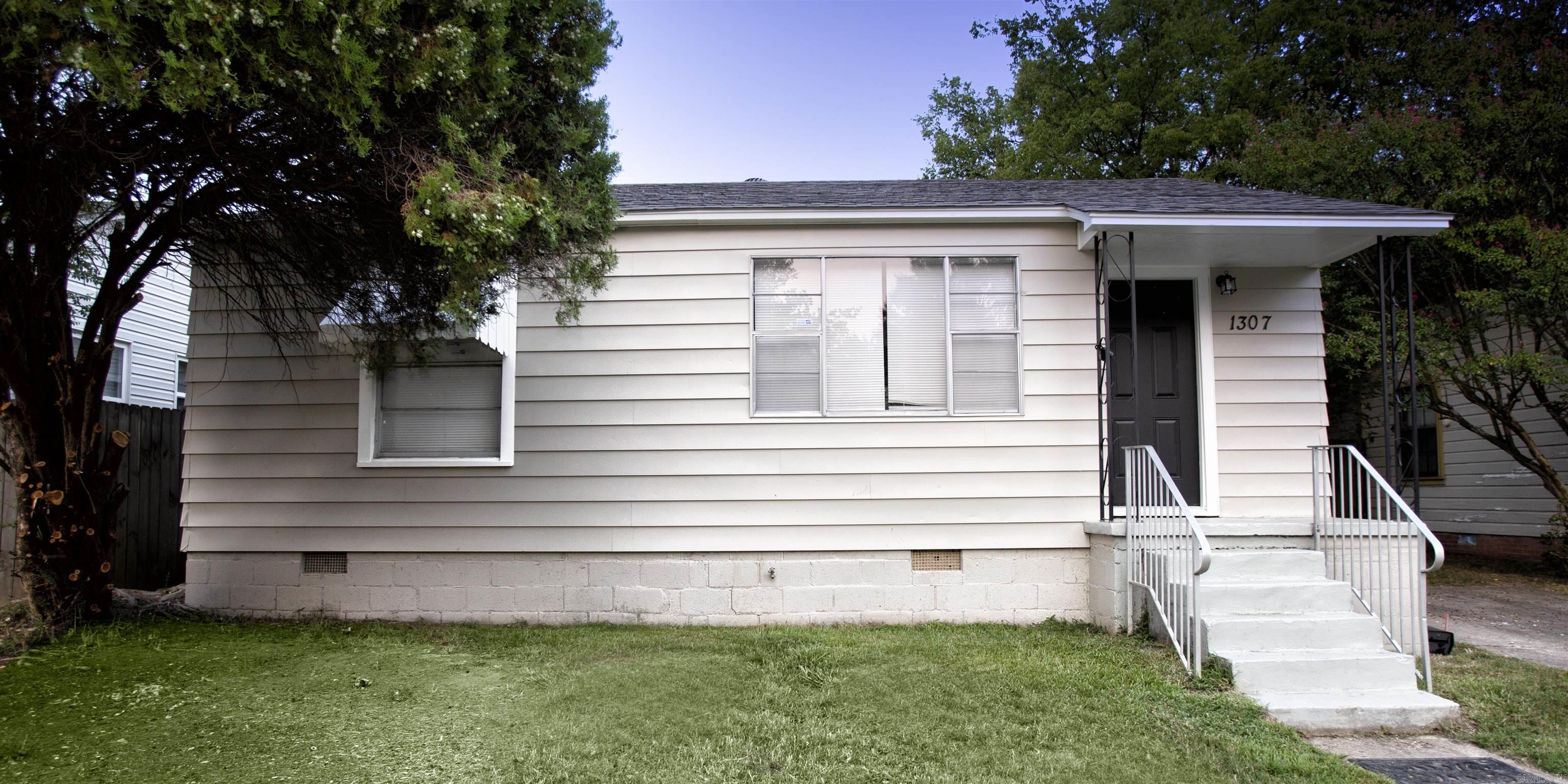 Super cute 2BD in Little Rock! Newly renovated with new paint, countertops, and flooring throughout. Close to shopping, dining, and more! Easy interstate access and located near UALR. The lease for this property is for two years with a 3% increase each year. Income has to be three times the amount of rent unless you have a housing voucher.