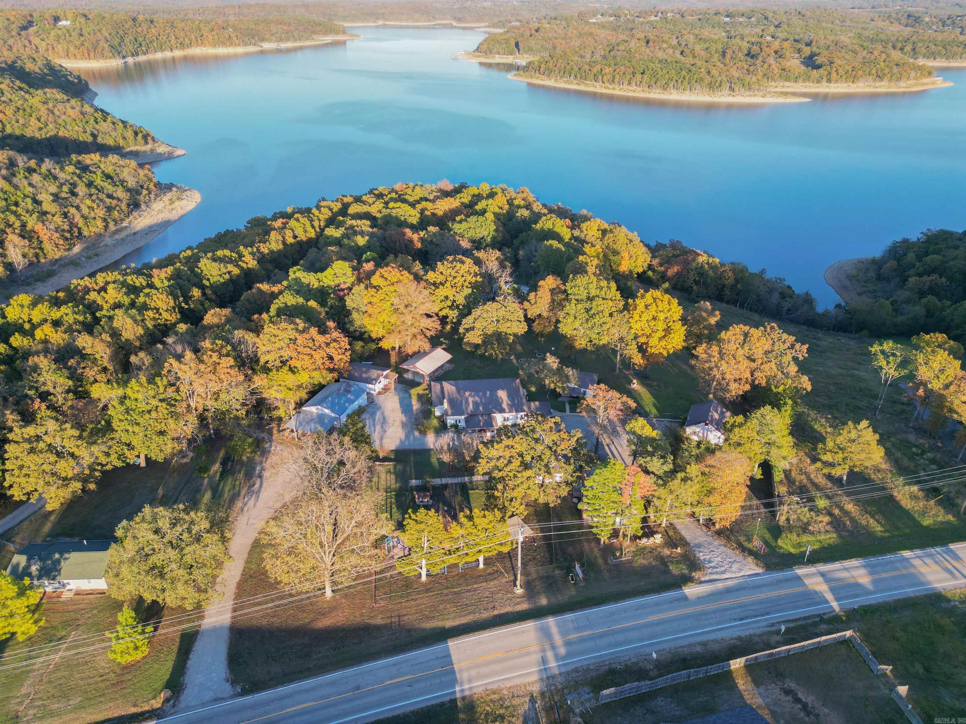 Lake Norfork, AR – Wagon Wheel Resort Turnkey lake-view resort featuring 7 furnished cabins and a 3-bed/2-bath barndominium just steps from Lake Norfork and a nearby boat ramp. Amenities include a volleyball court, fenced playground, bonfire areas, hammocks, grills at every cabin, and a beautiful event pavilion. The property offers room to expand with additional cabins and an active wedding venue setup, strong rental history, and the potential to increase income under new ownership. Perfect opportunity for an investor or owner-operator looking for a profitable lakeside retreat.