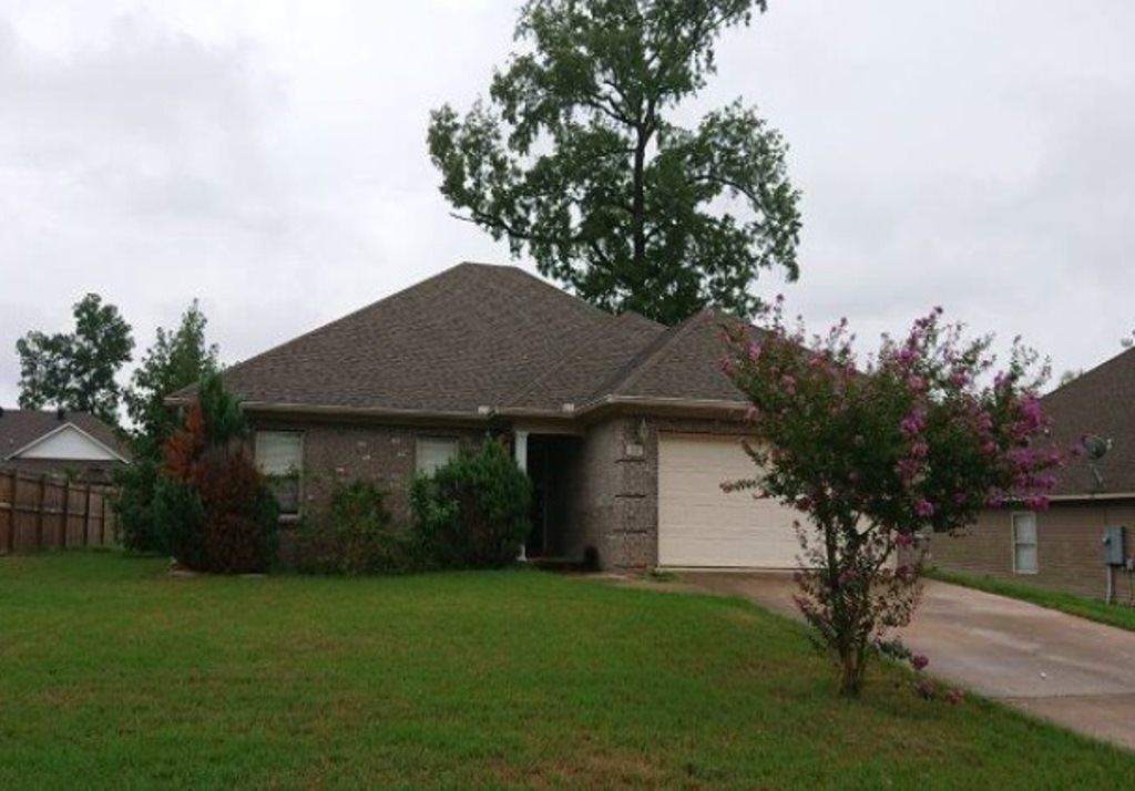 Great opportunity to own this 3 bedroom 2 bathroom single family home. This property built in 2006 features approximately 1,508 square feet of living space. Close to restaurants and shopping. Bring your ideas and design and see how you can transform this place into just what you've been looking for.