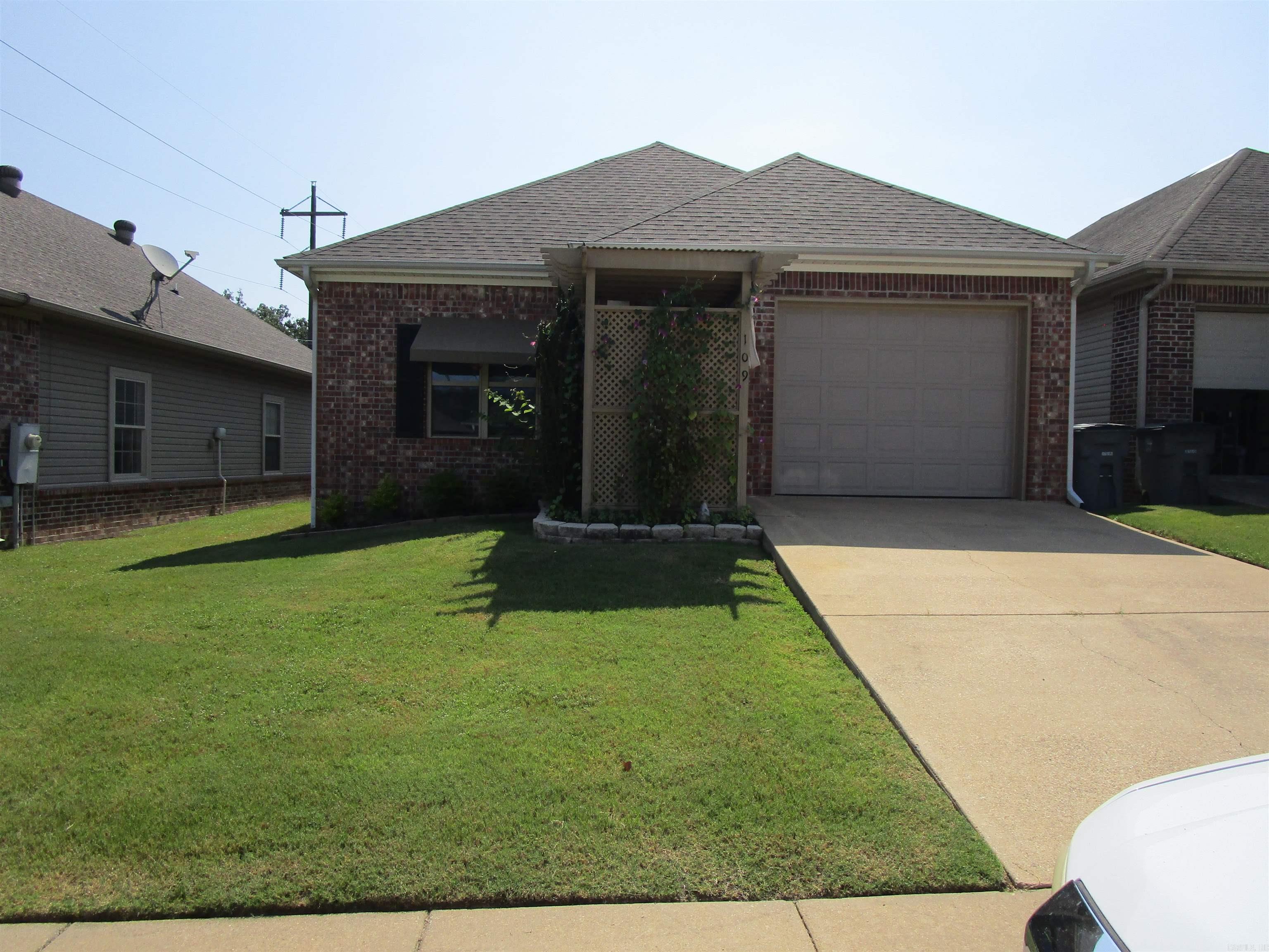 GOLF LINKS GARDENS - Residential