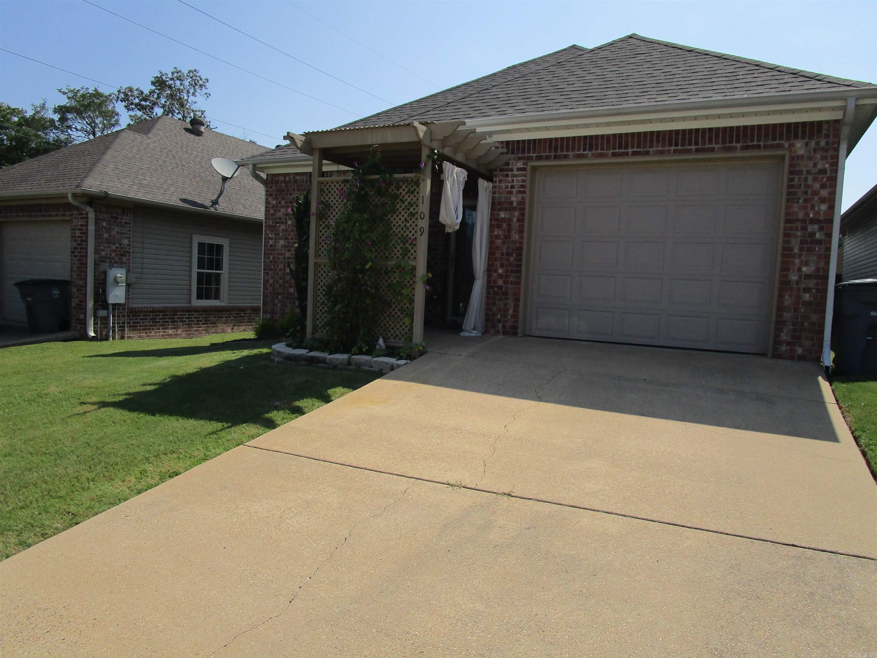 GOLF LINKS GARDENS - Residential