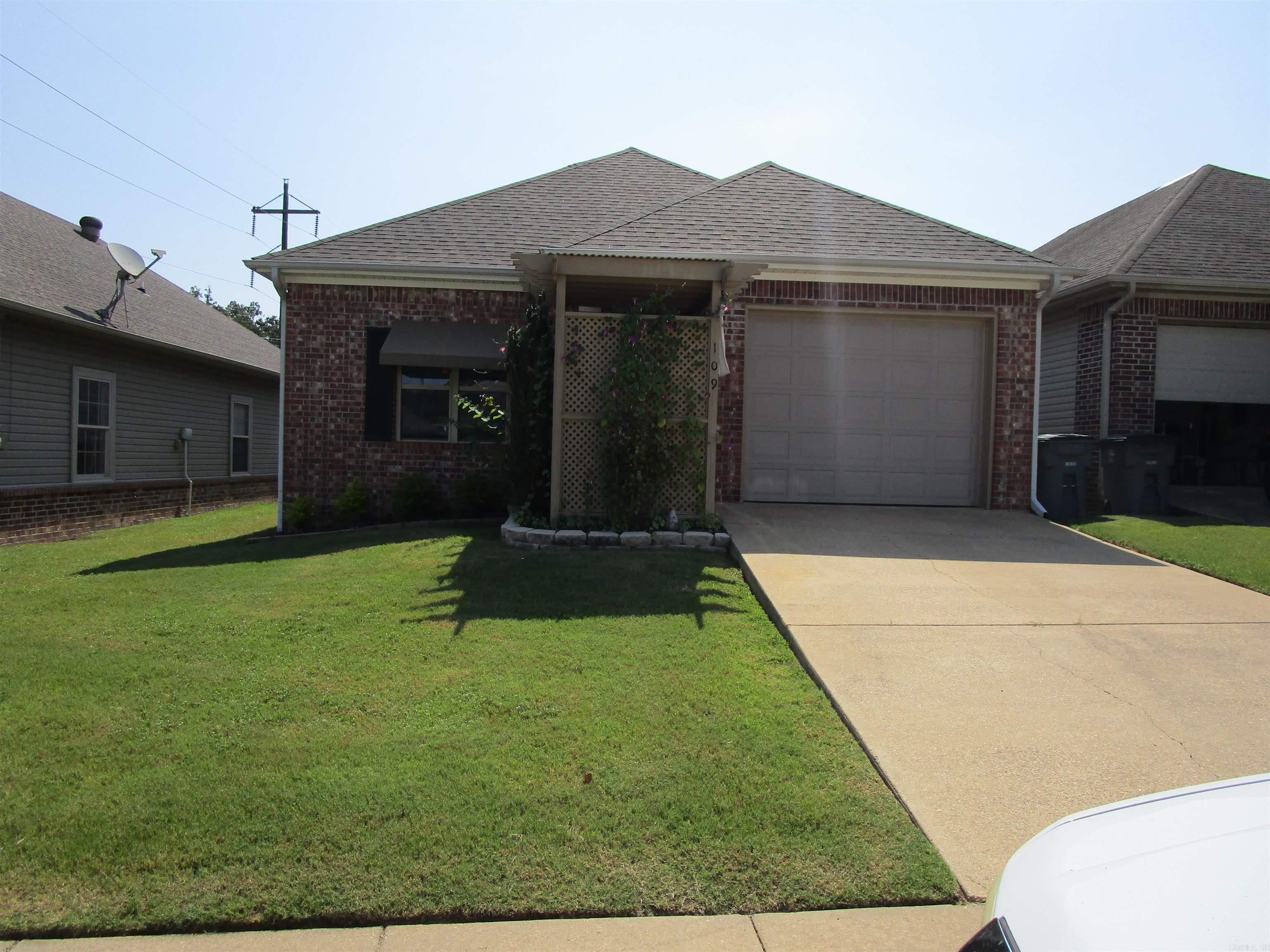 GOLF LINKS GARDENS - Residential