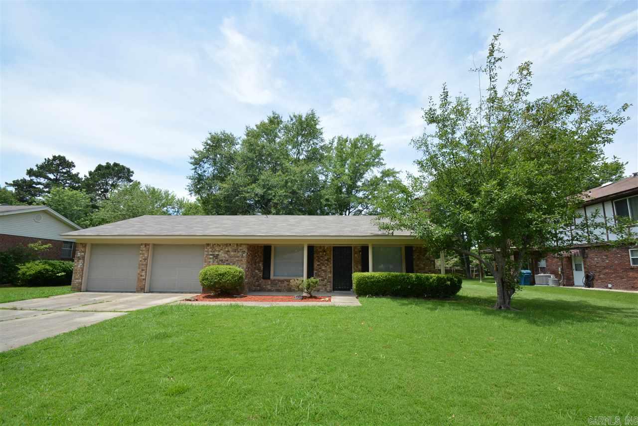 Nice traditional style SWLR home for rent! 3 bed, 2 bath with large rooms, fenced in yard, and fireplace!