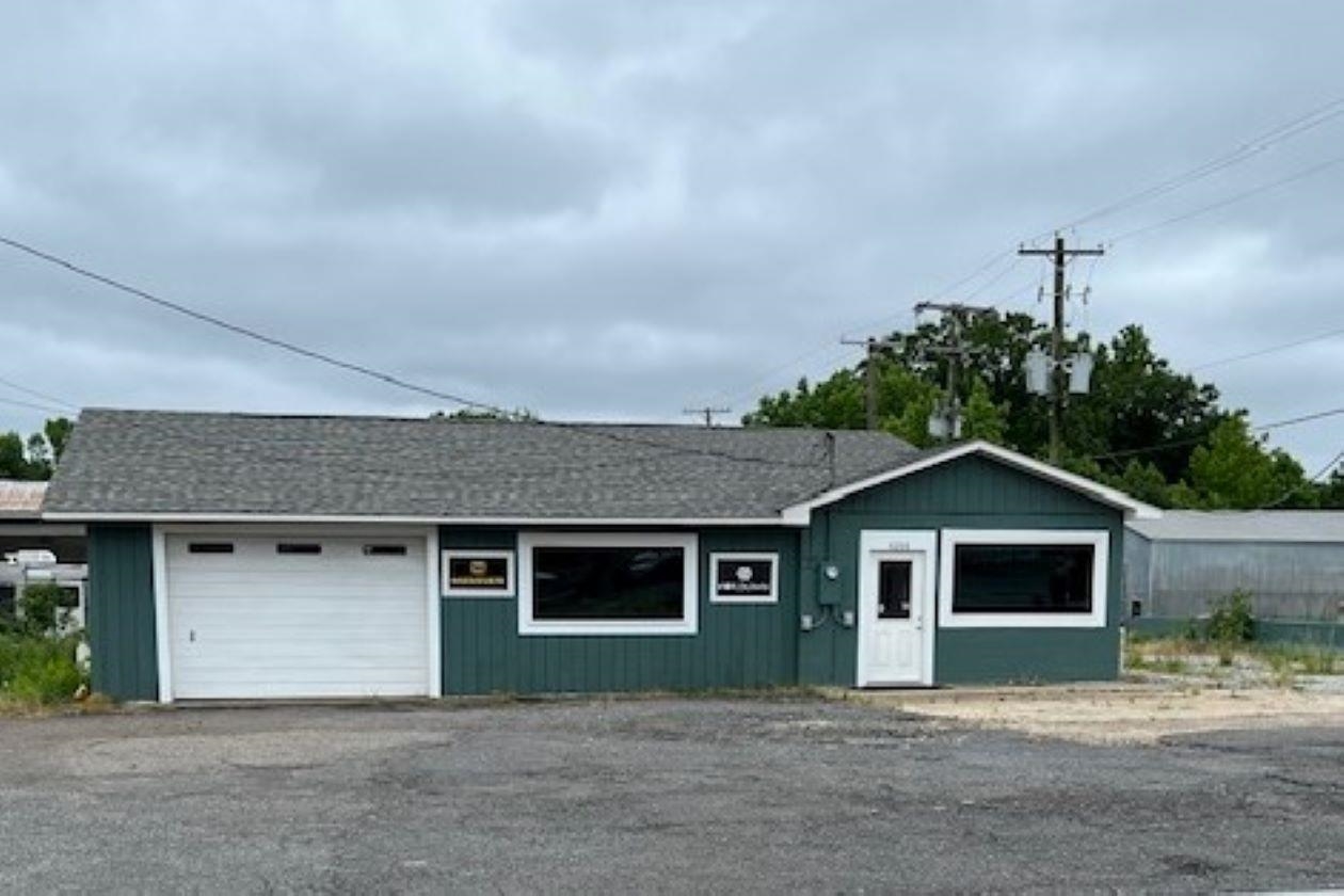 Great commercial location with 490' of frontage on Malvern Road/Hwy 270 with high traffic visibility.  1560 sf of nice office space and partially fenced corner lot at the intersection of Akers and Malvern Road.